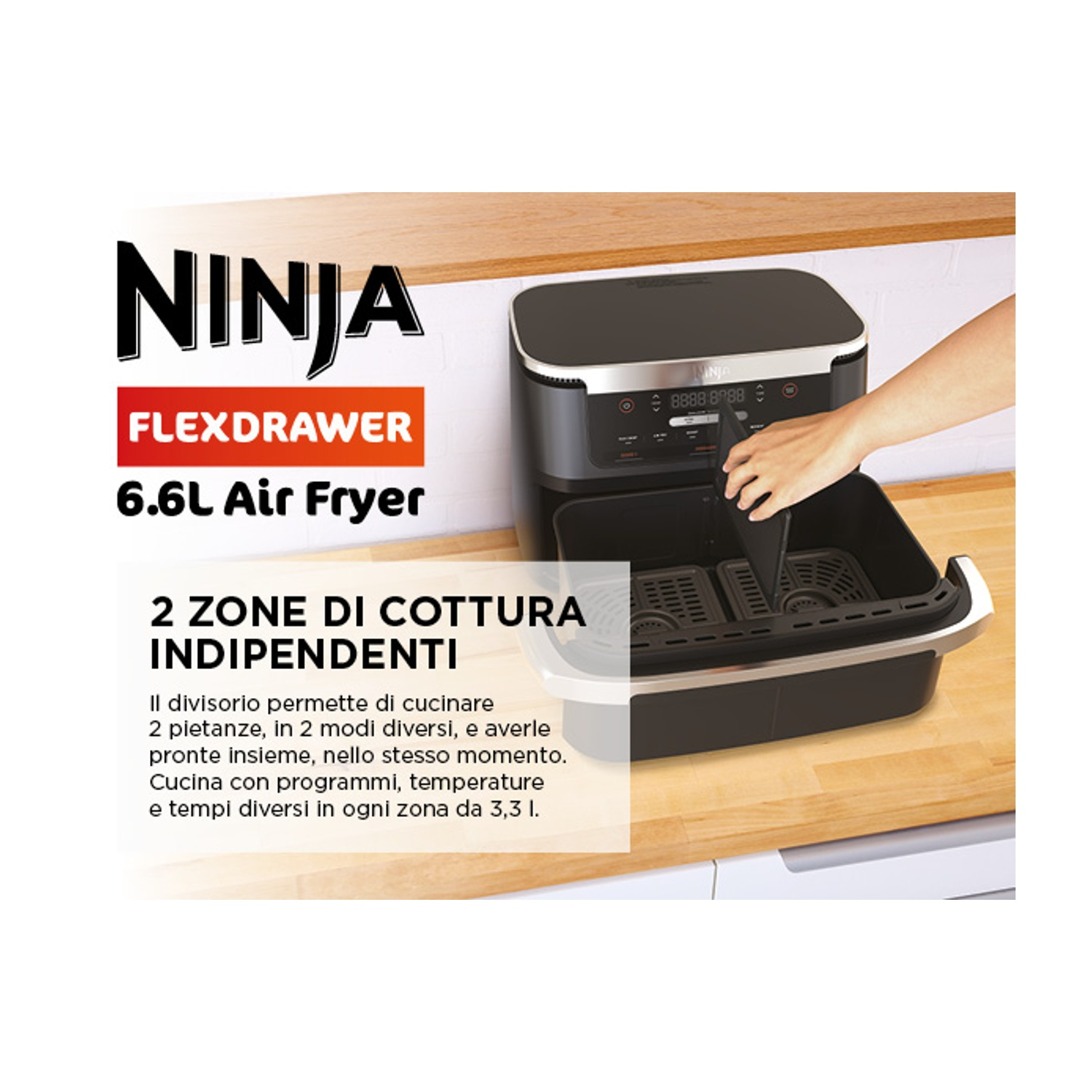 Friggitrice ad aria Ninja Flexdrawer con due zone di cottura, una mano la usa.