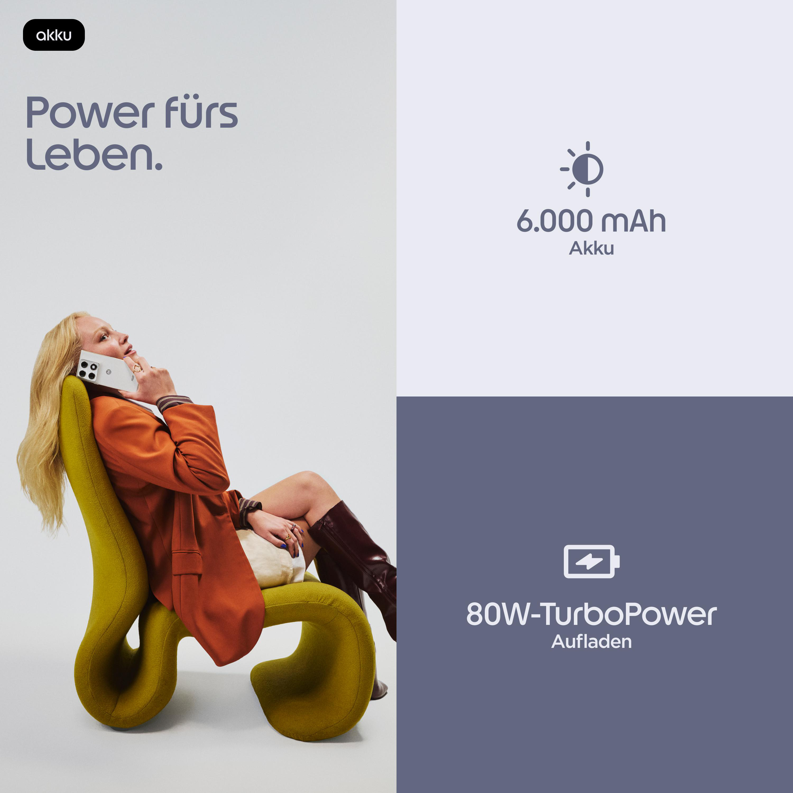 Frau mit Handy auf gelb-grünem Stuhl. 6000 mAh Akku, 80W TurboPower.