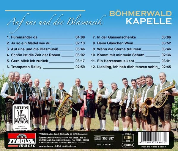 Eine Blaskapelle posiert vor blauem Himmel mit einer Titelliste auf der linken Seite.