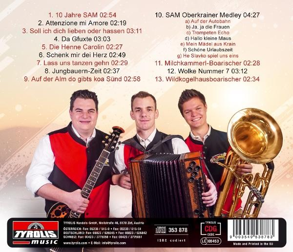 Drei Männer in Tracht mit Instrumenten: Gitarre, Ziehharmonika, Tuba.