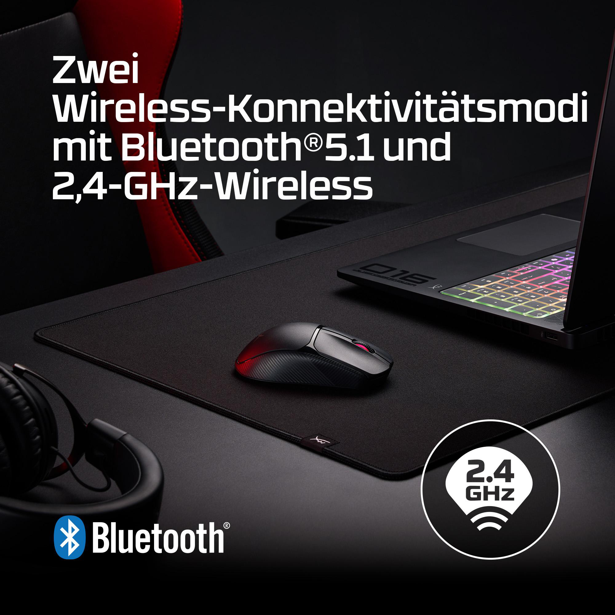 Schwarze kabellose Gaming-Maus mit roter Beleuchtung auf einer schwarzen Unterlage.