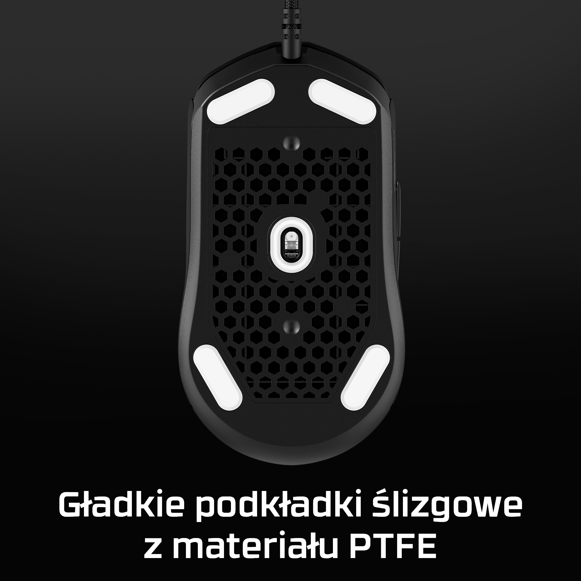 Spód czarnej myszy komputerowej z białymi podkładkami i wzorem otworów w kształcie plastra miodu.