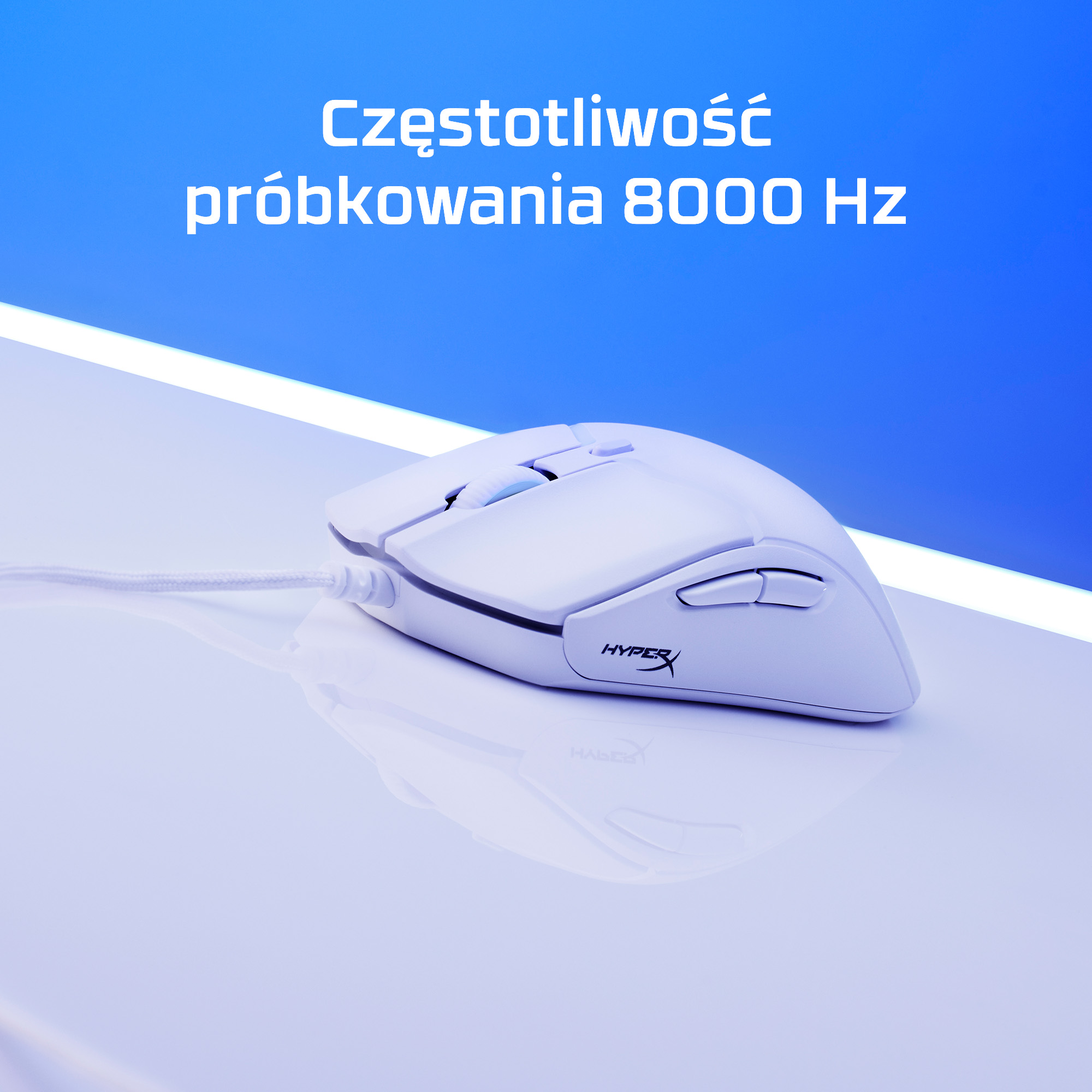 Biała mysz gamingowa z kablem na odbijającej powierzchni, niebieskie tło.
