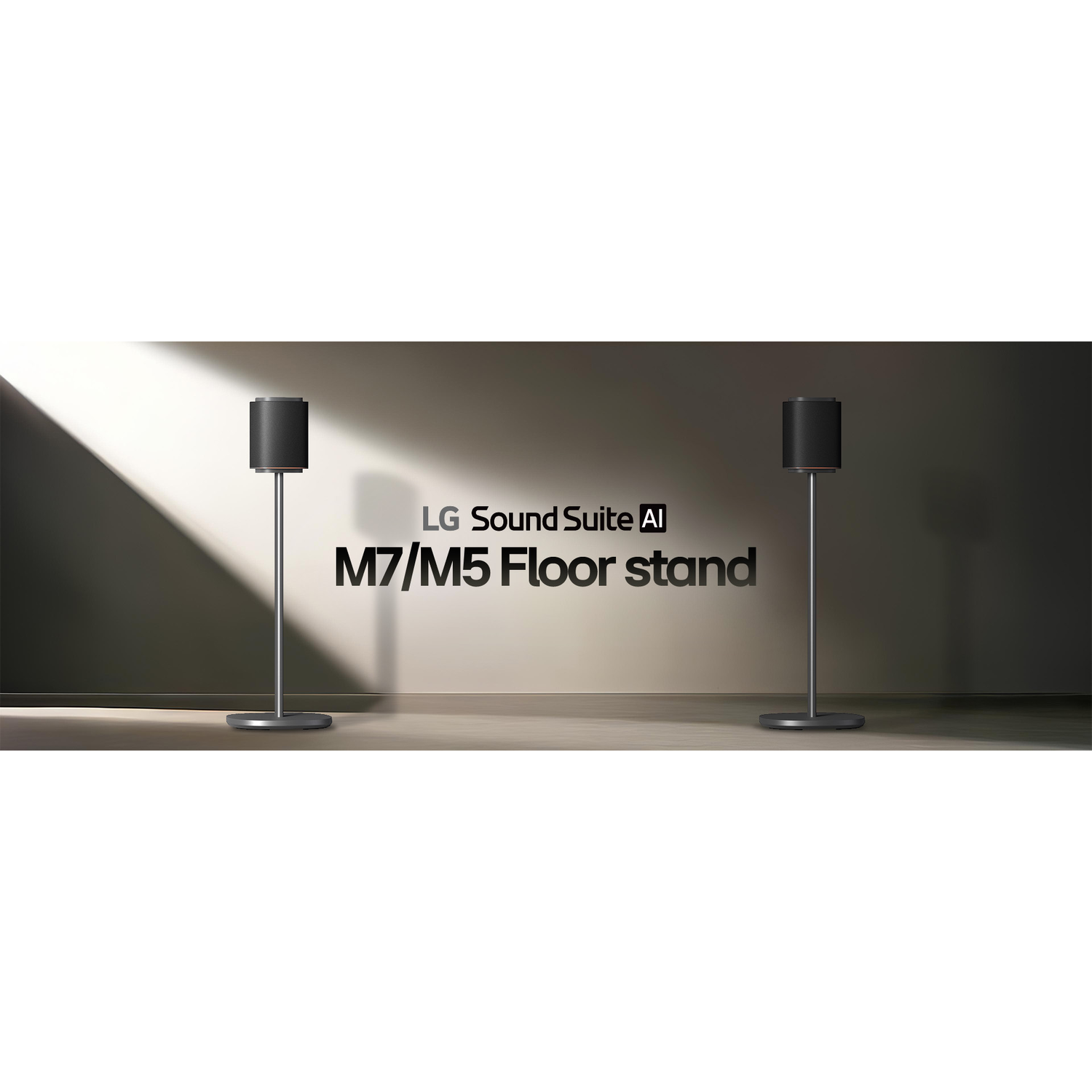 Twee zwarte LG M7/M5 vloerstandaards met luidsprekers op houten vloer.