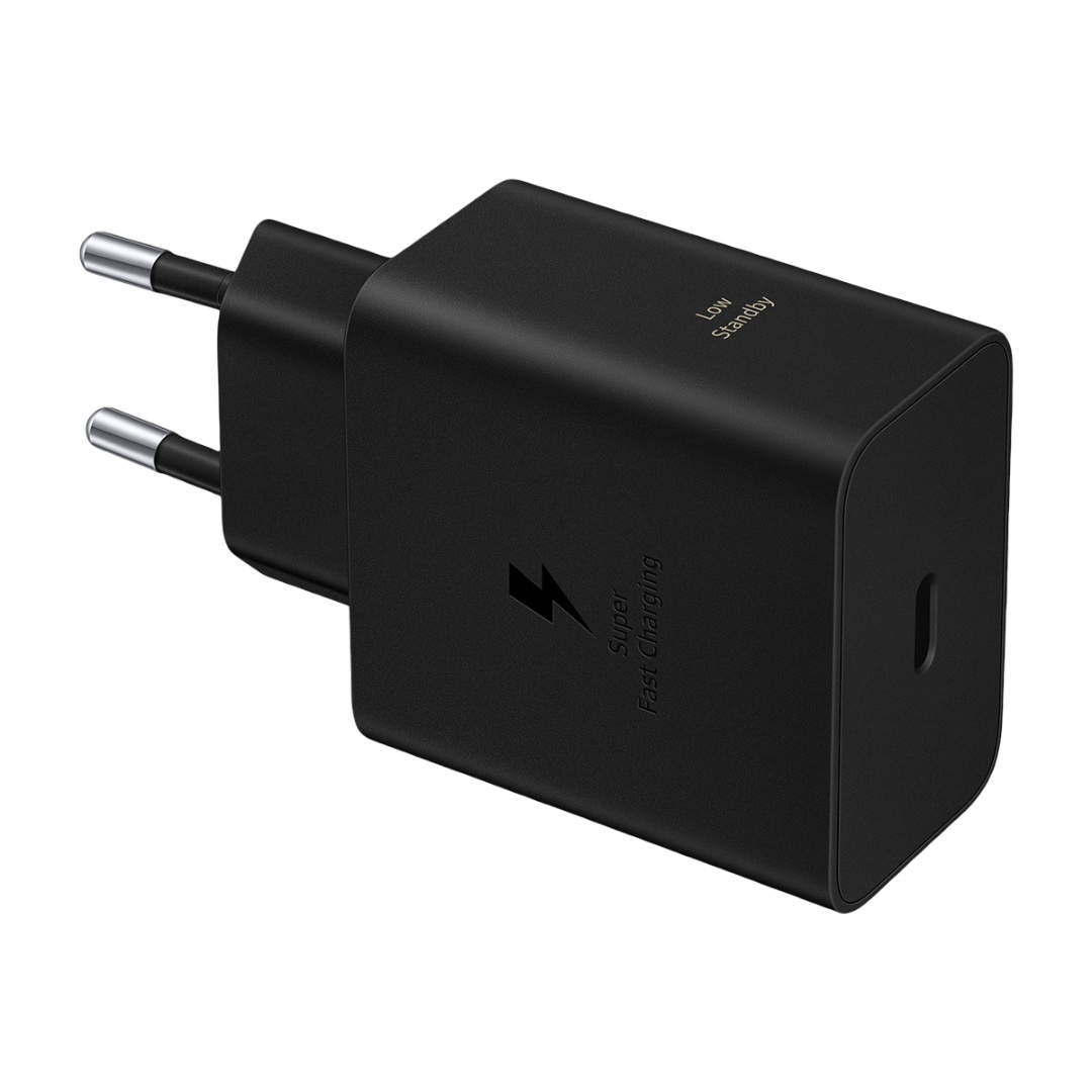 İki gümüş uçlu ve USB-C portlu siyah şarj cihazı.