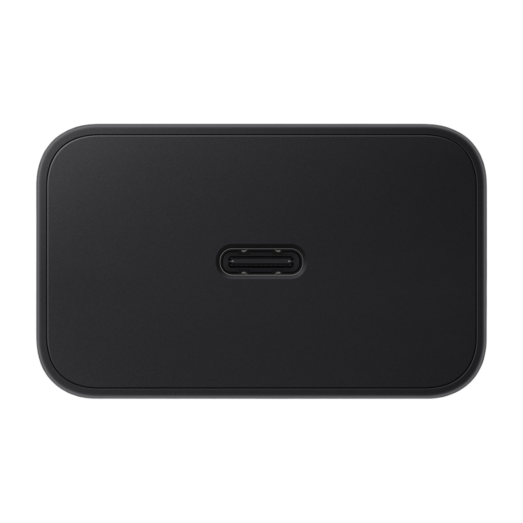 Siyah USB-C adaptör, yuvarlak köşeler ve merkezi bağlantı noktası.