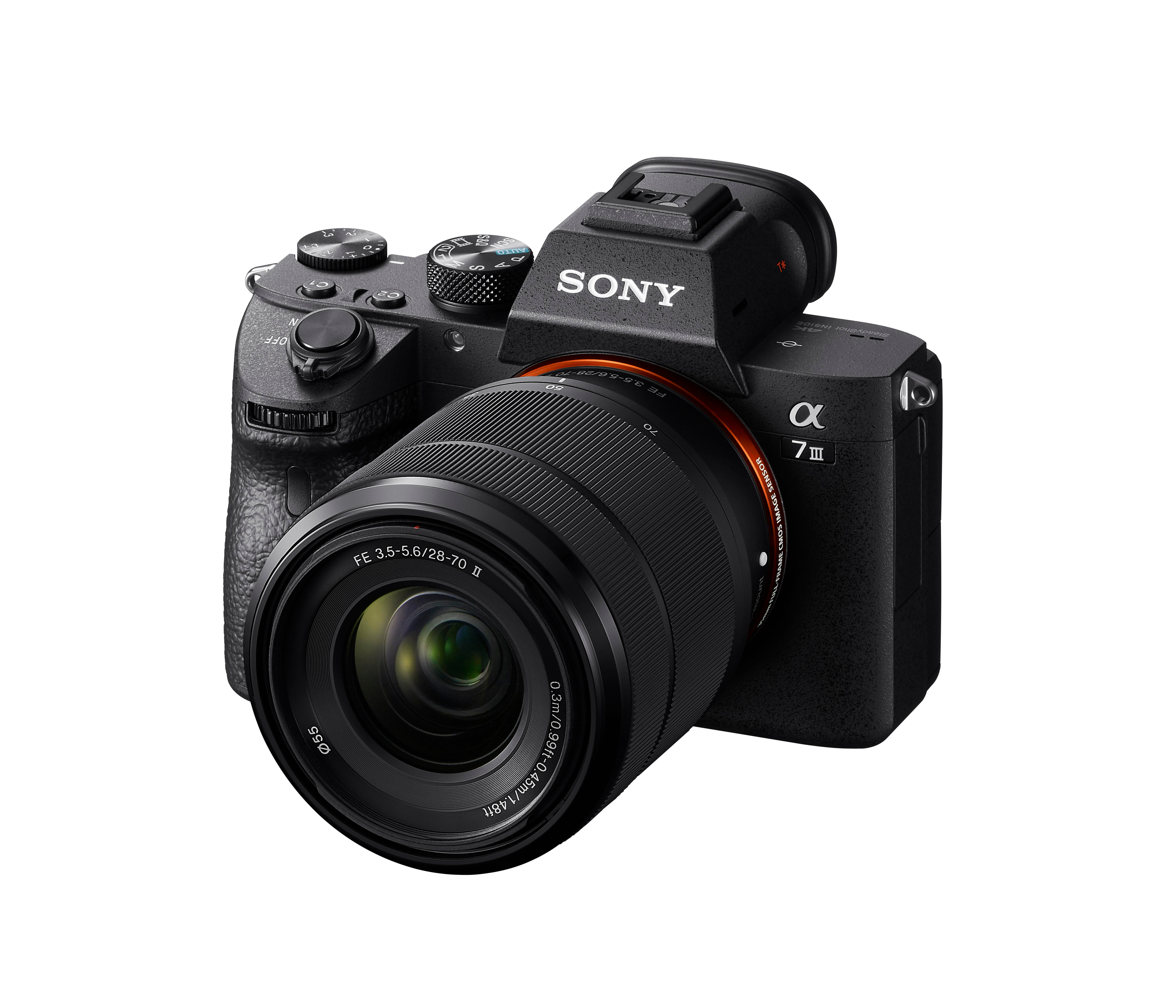 Eine schwarze Sony Alpha 7 III Kamera mit einem 28-70mm Objektiv, auf weißem Hintergrund.
