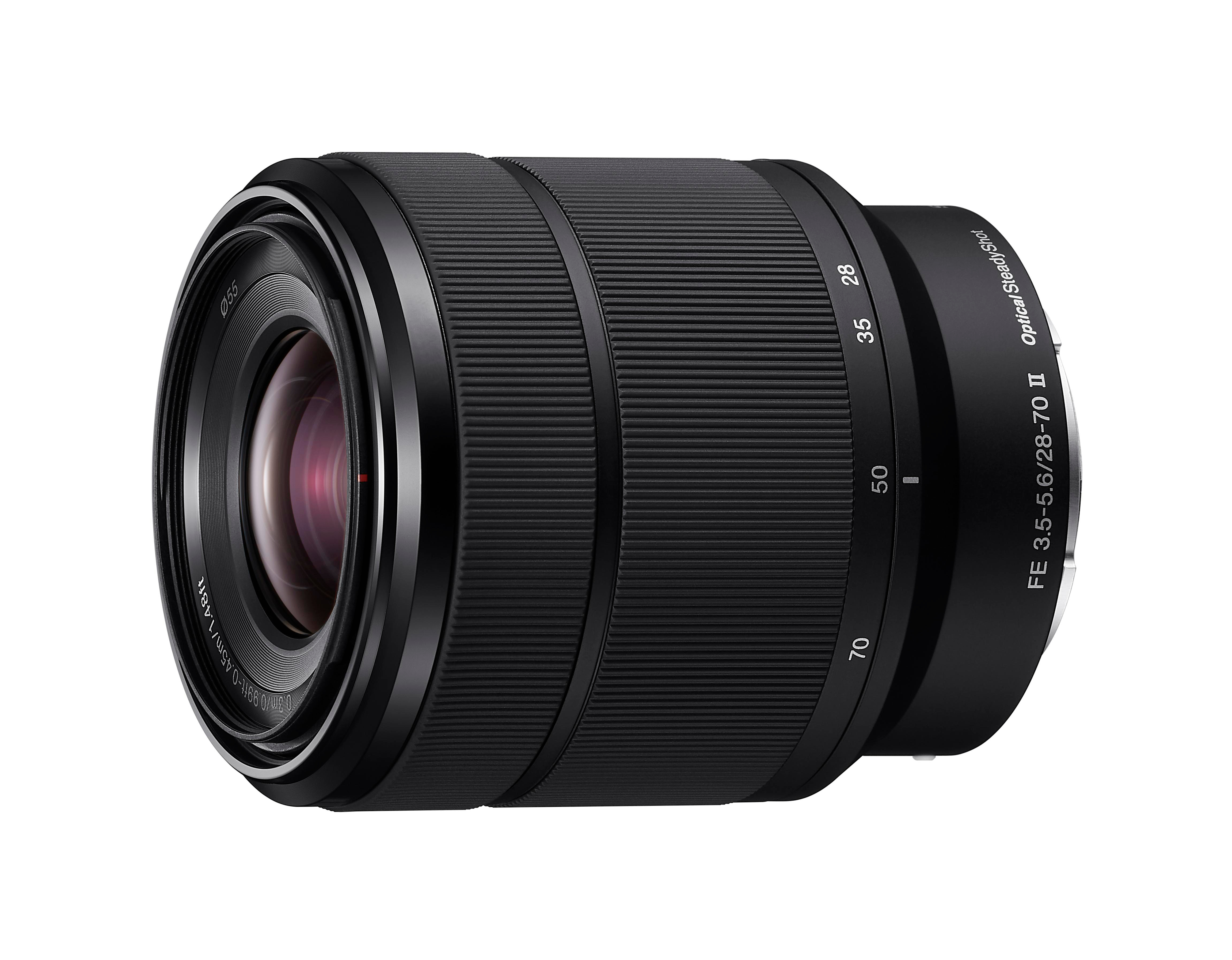 Schwarzes Kameraobjektiv mit Zoomring und Brennweitenangaben auf weißem Hintergrund.
