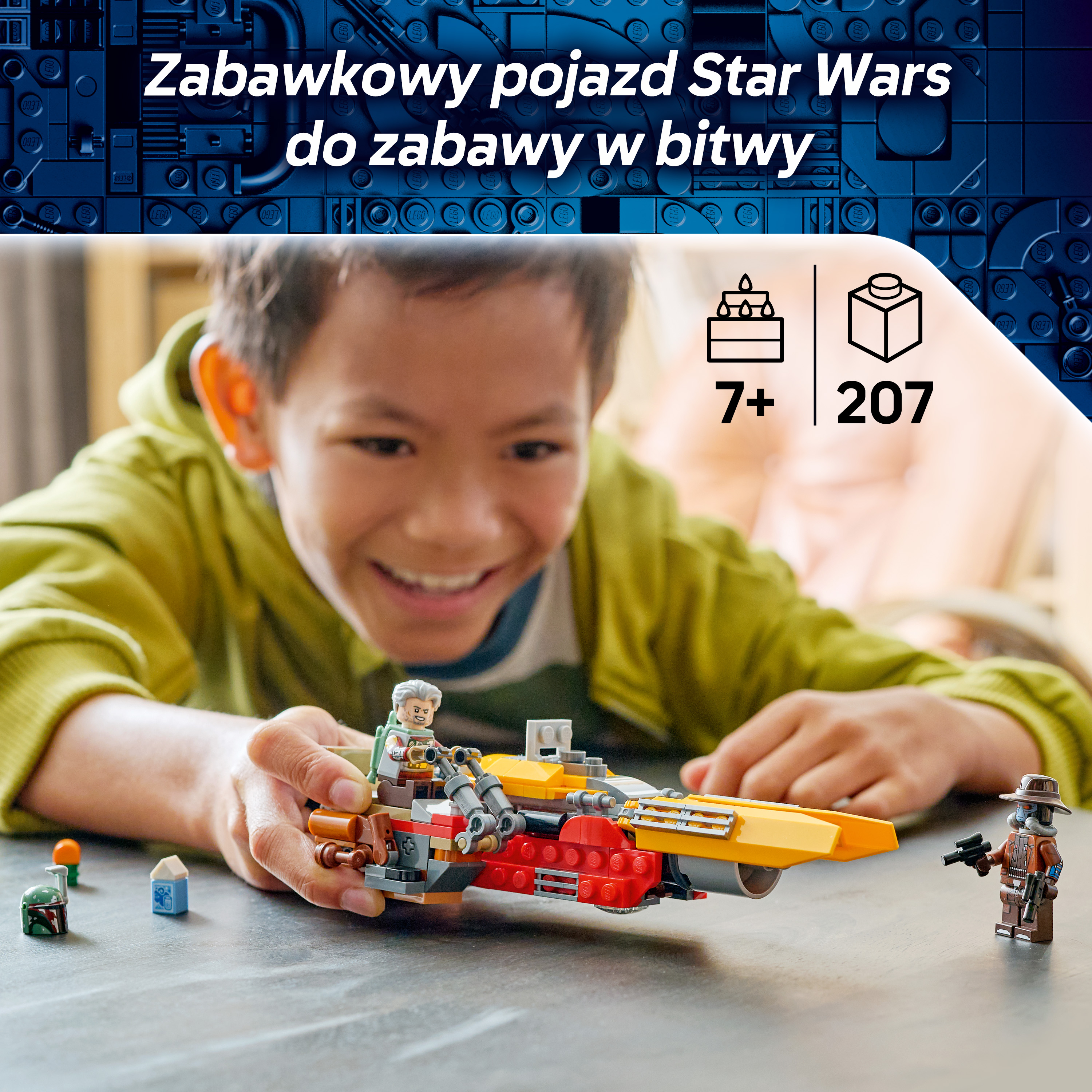 Chłopiec bawi się pojazdem i figurkami Lego Star Wars.