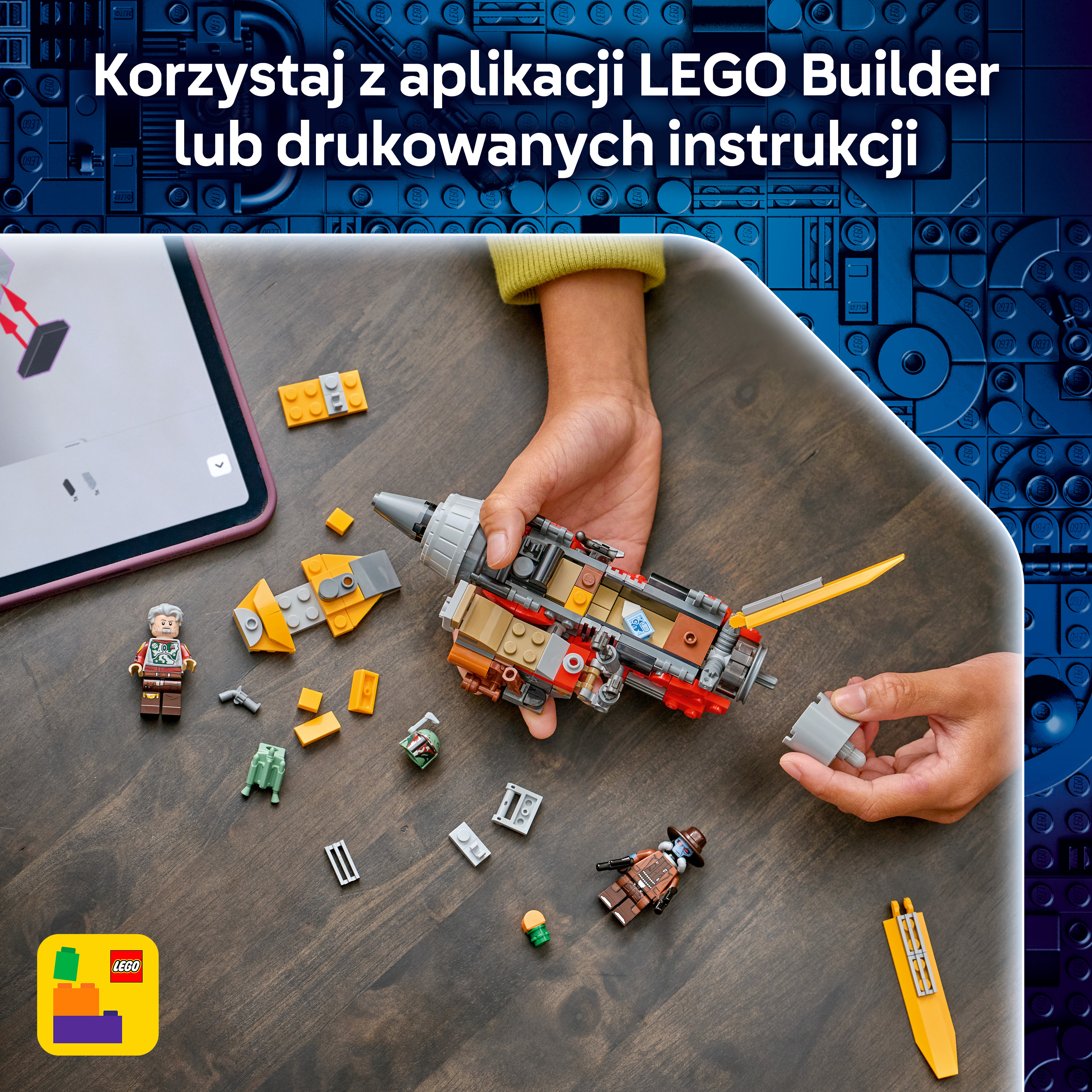 Ręce budują statek kosmiczny Lego; obok aplikacja i figurki.