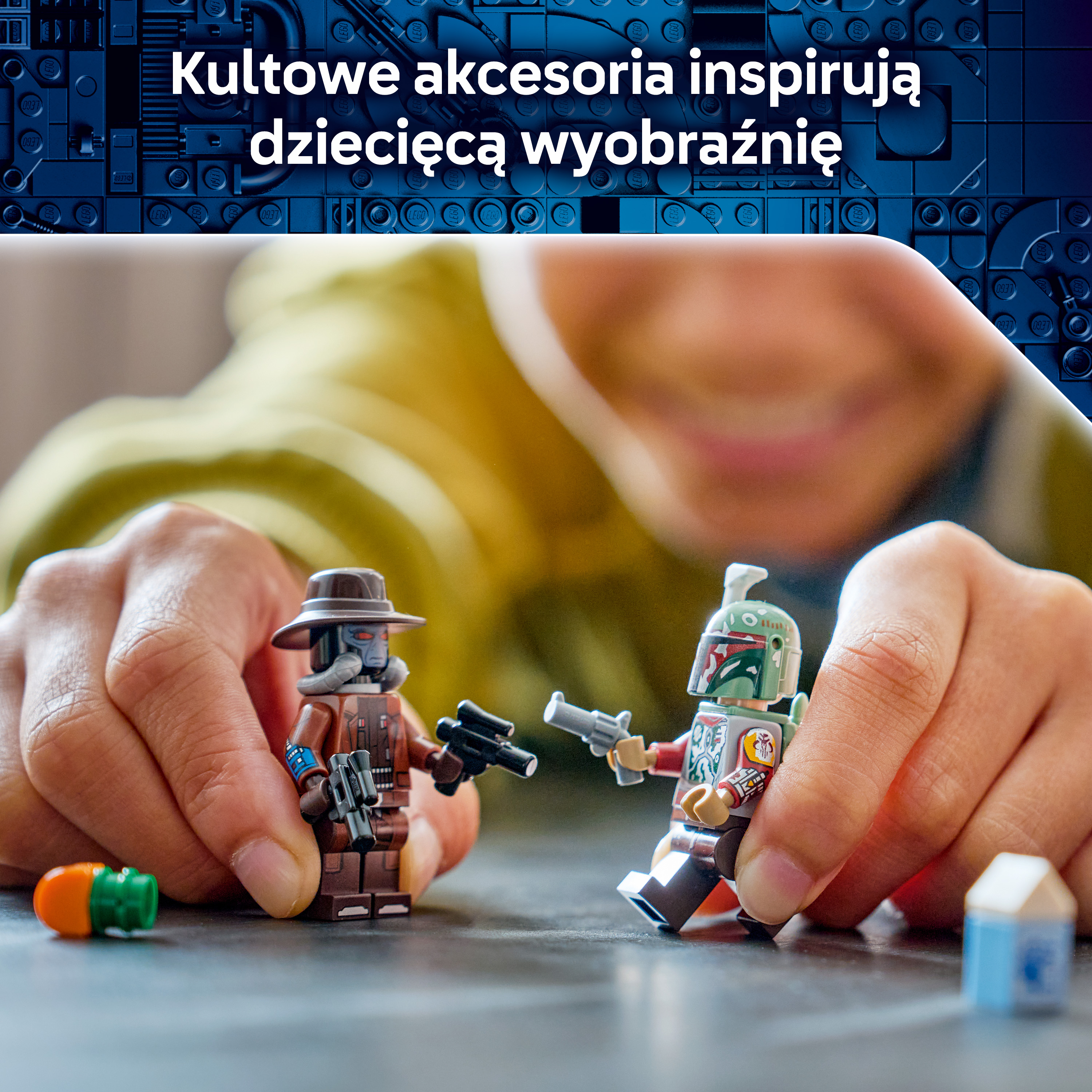 Dwie figurki Lego, jedna w kapeluszu, druga w hełmie, trzymają broń. W pobliżu leżą małe przedmioty.