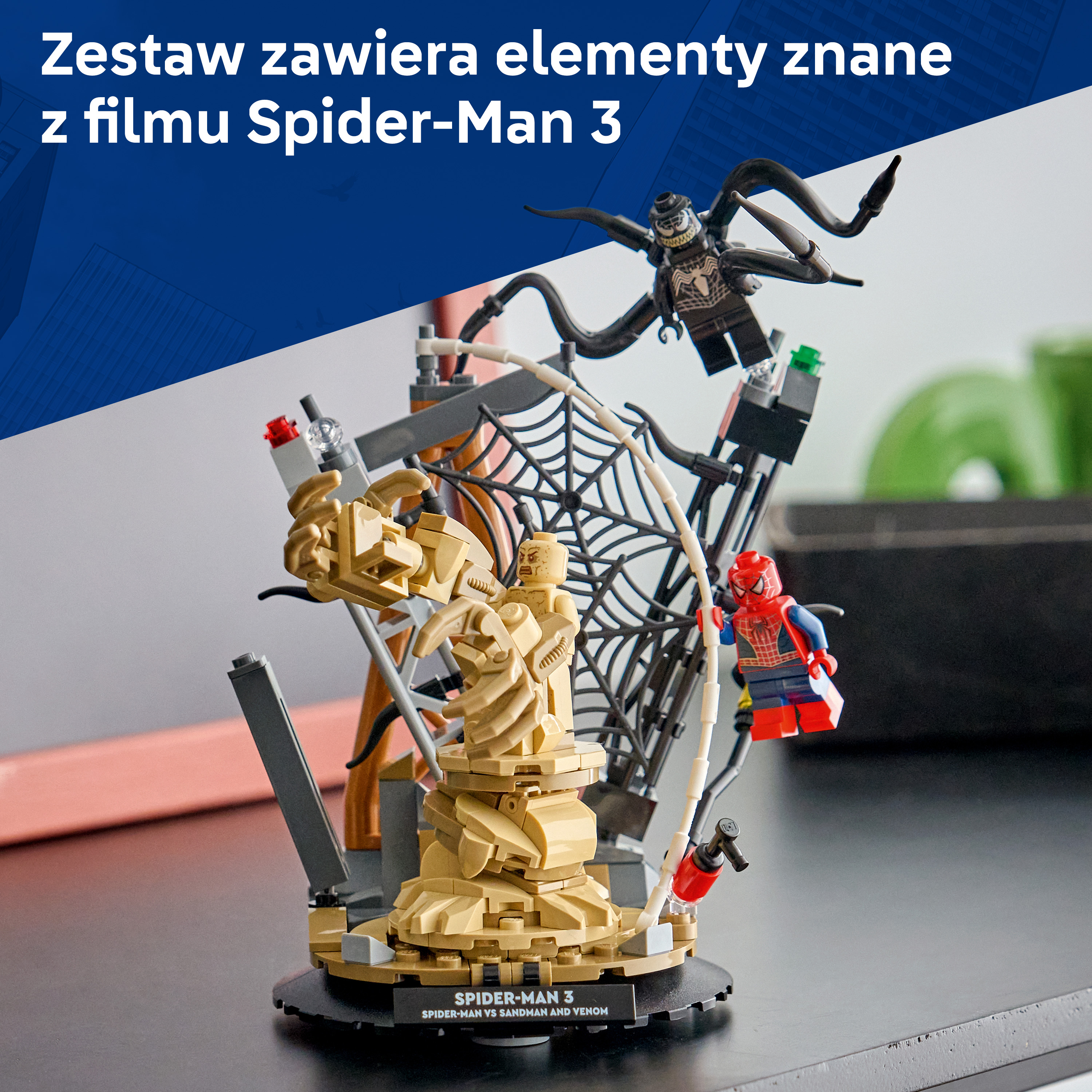 Figurki Lego Spider-Mana, Sandmana i Venoma walczące na podstawce.
