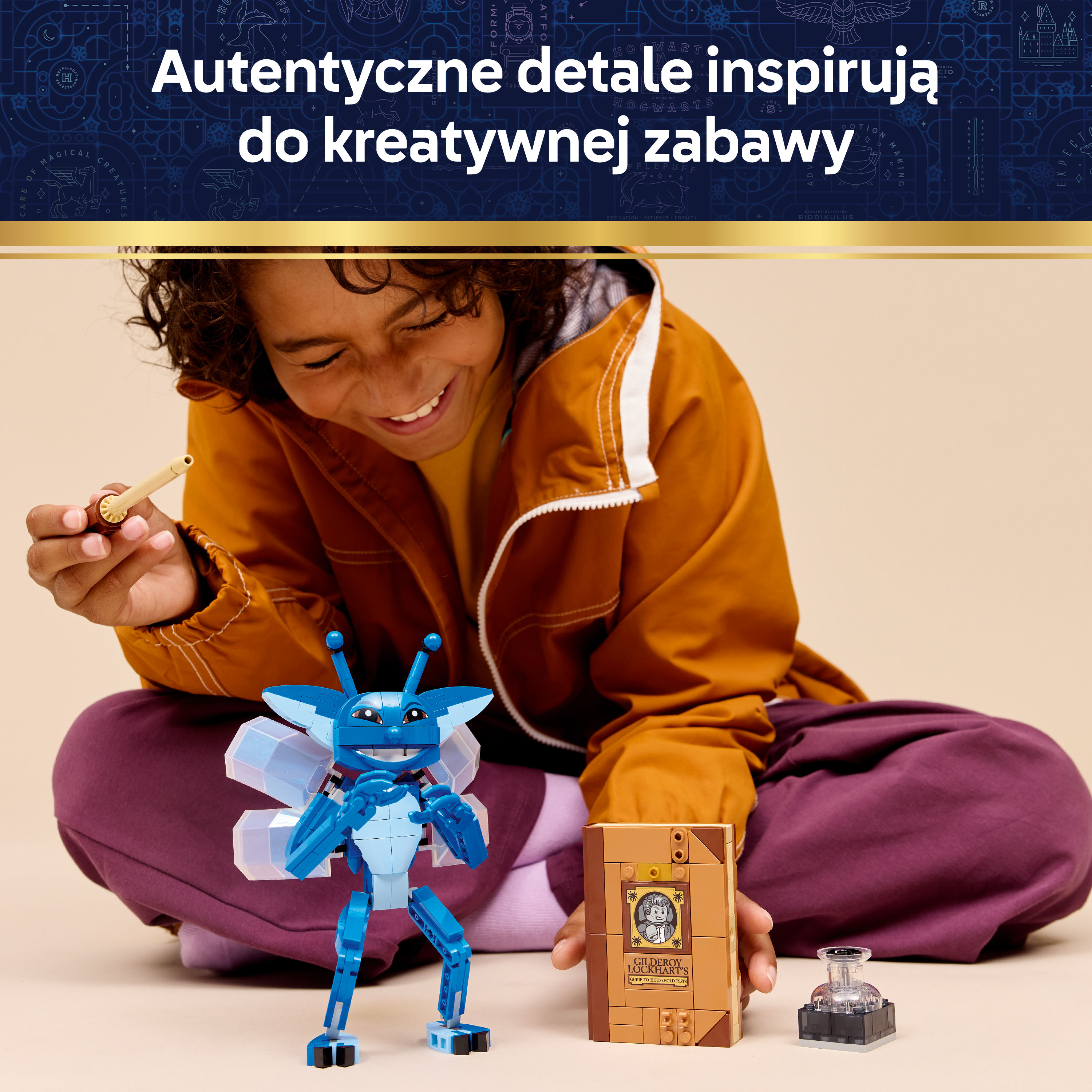 Dziecko bawi się niebieskim stworzeniem Lego i książką.
