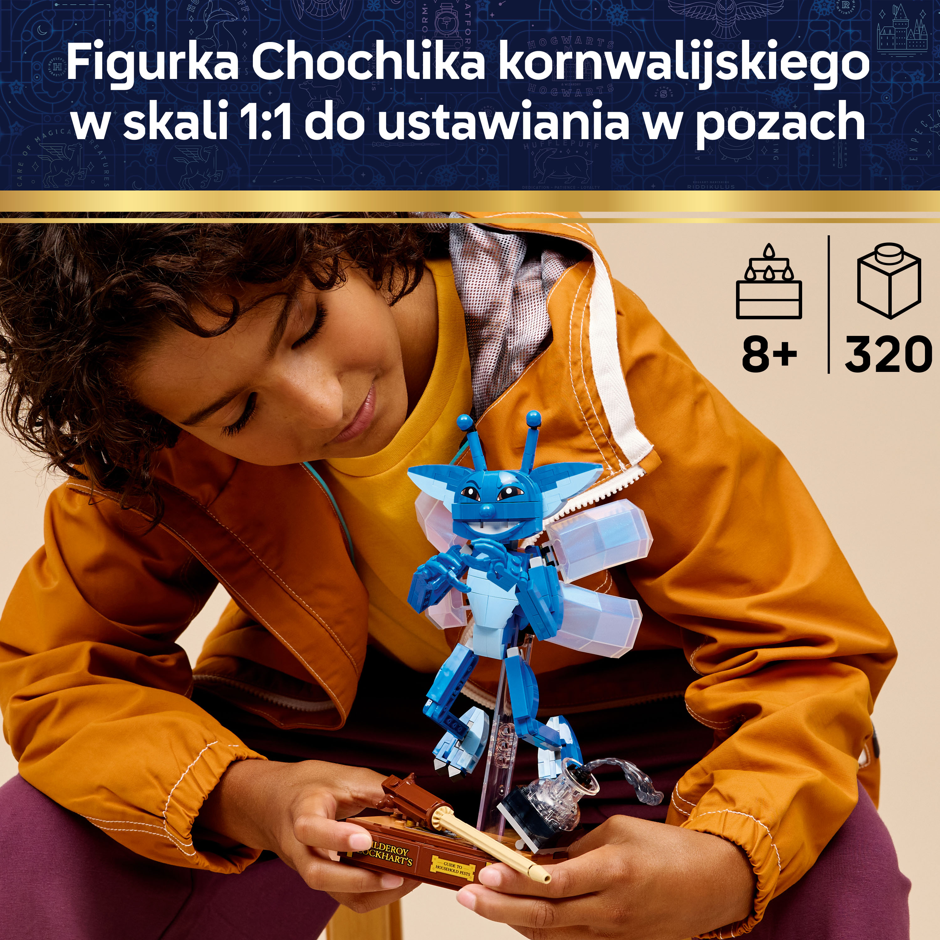 Chłopiec trzyma niebieską figurkę krasnala Lego i książkę.