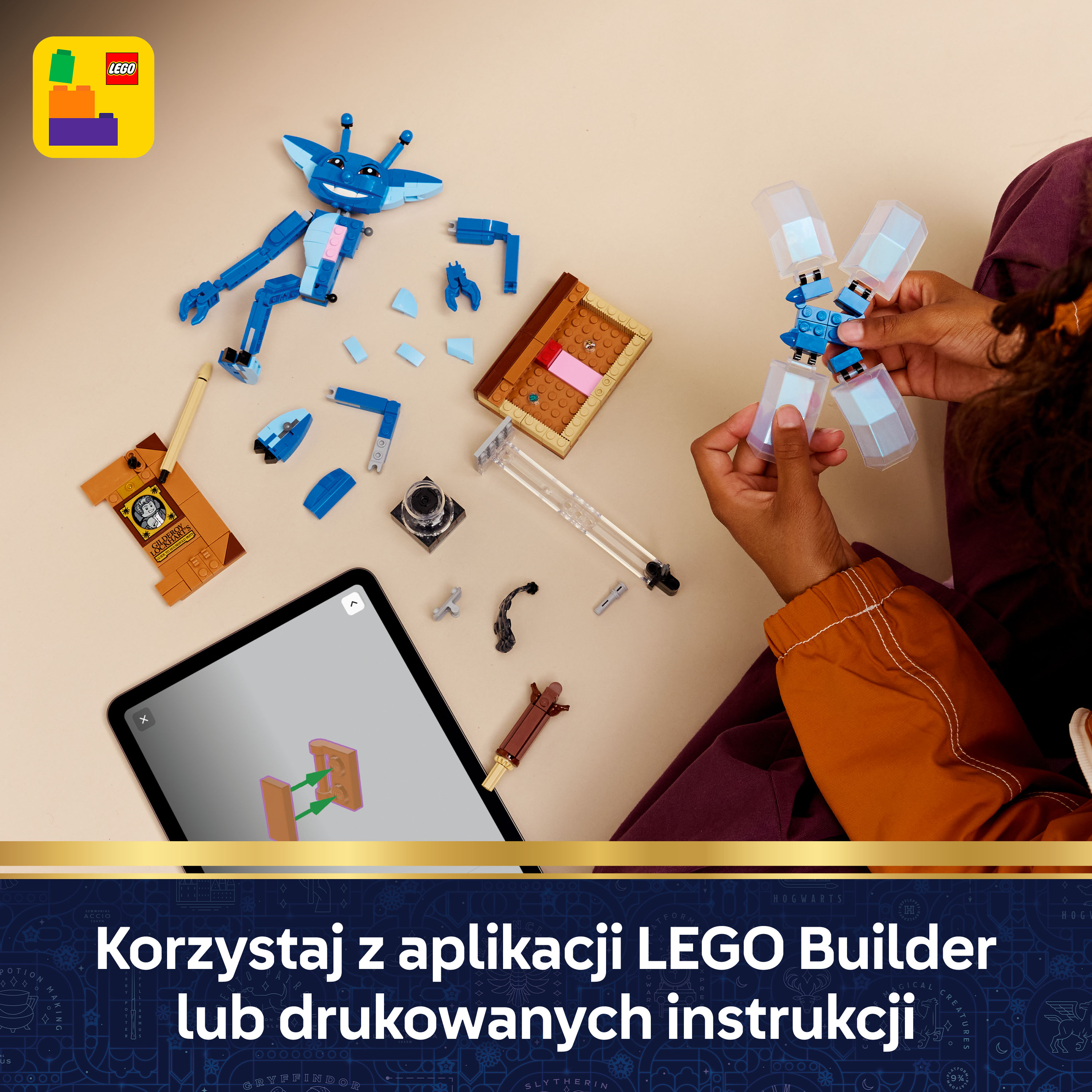 Elementy zestawu LEGO, tablet z instrukcją budowania i dłonie składające elementy.