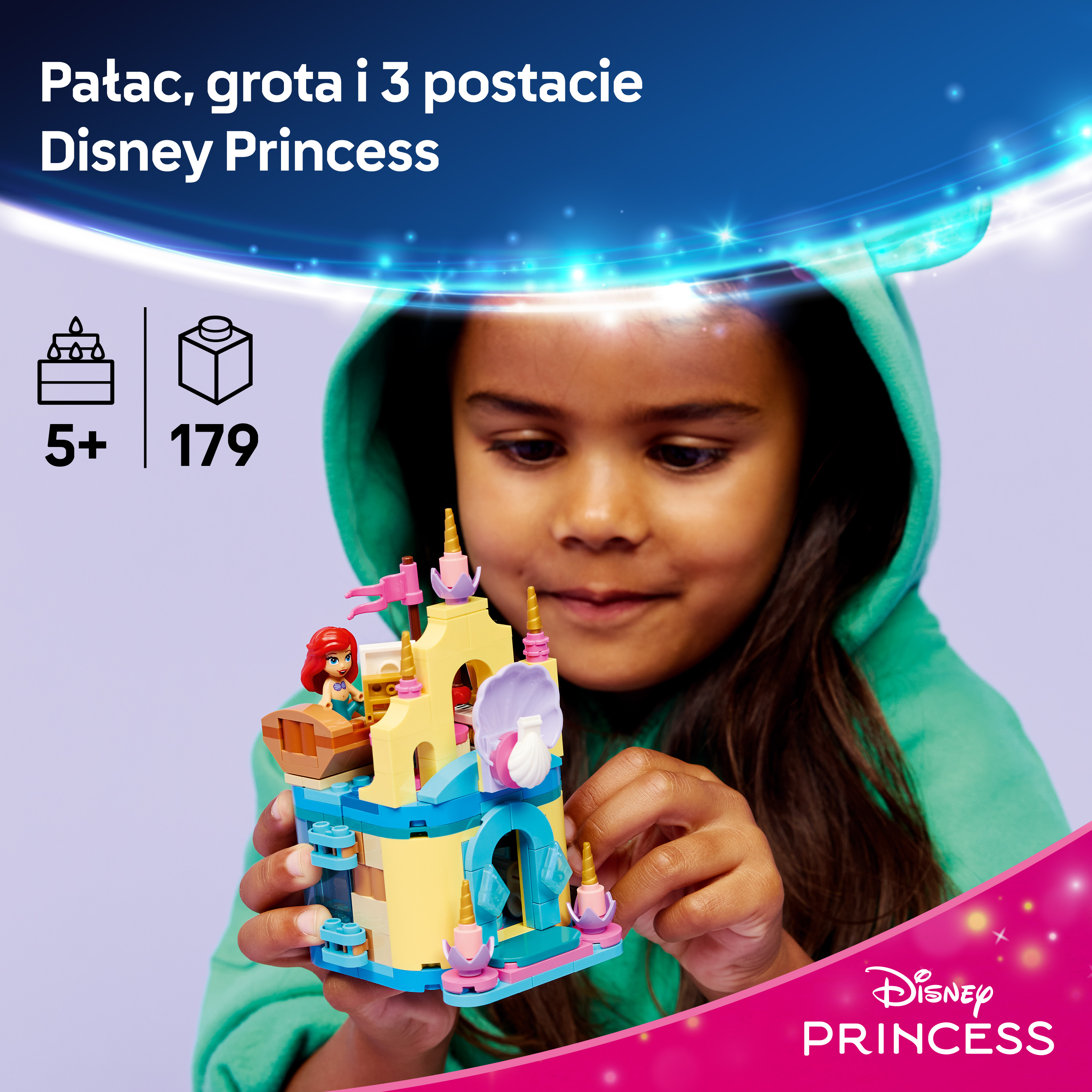 Dziewczynka trzyma zamek Lego z Arielką i skrzynią skarbów. Wiek 5+, 179 elementów.