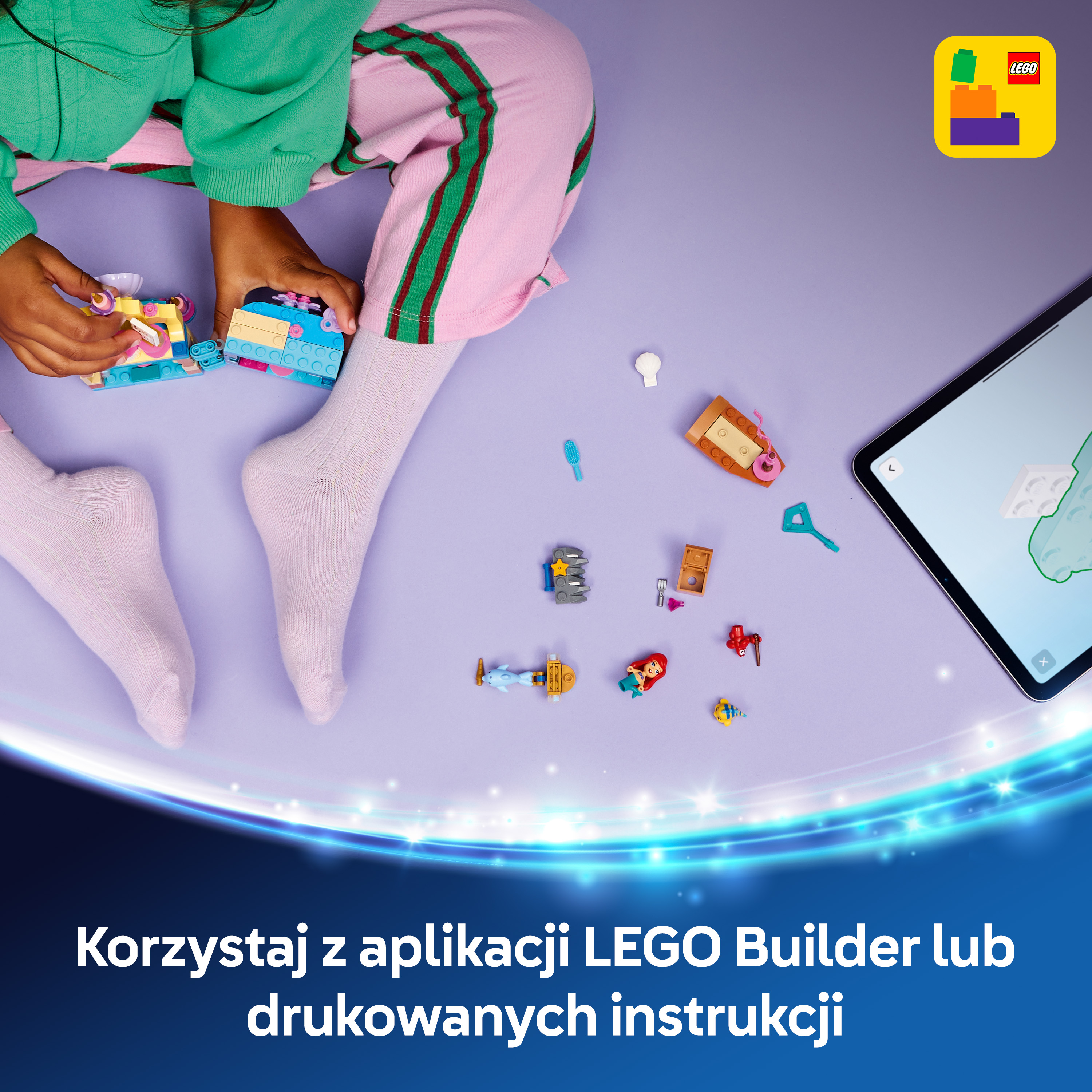 Dziecko buduje z klocków LEGO, tablet pokazuje instrukcje. Logo LEGO z prawej.