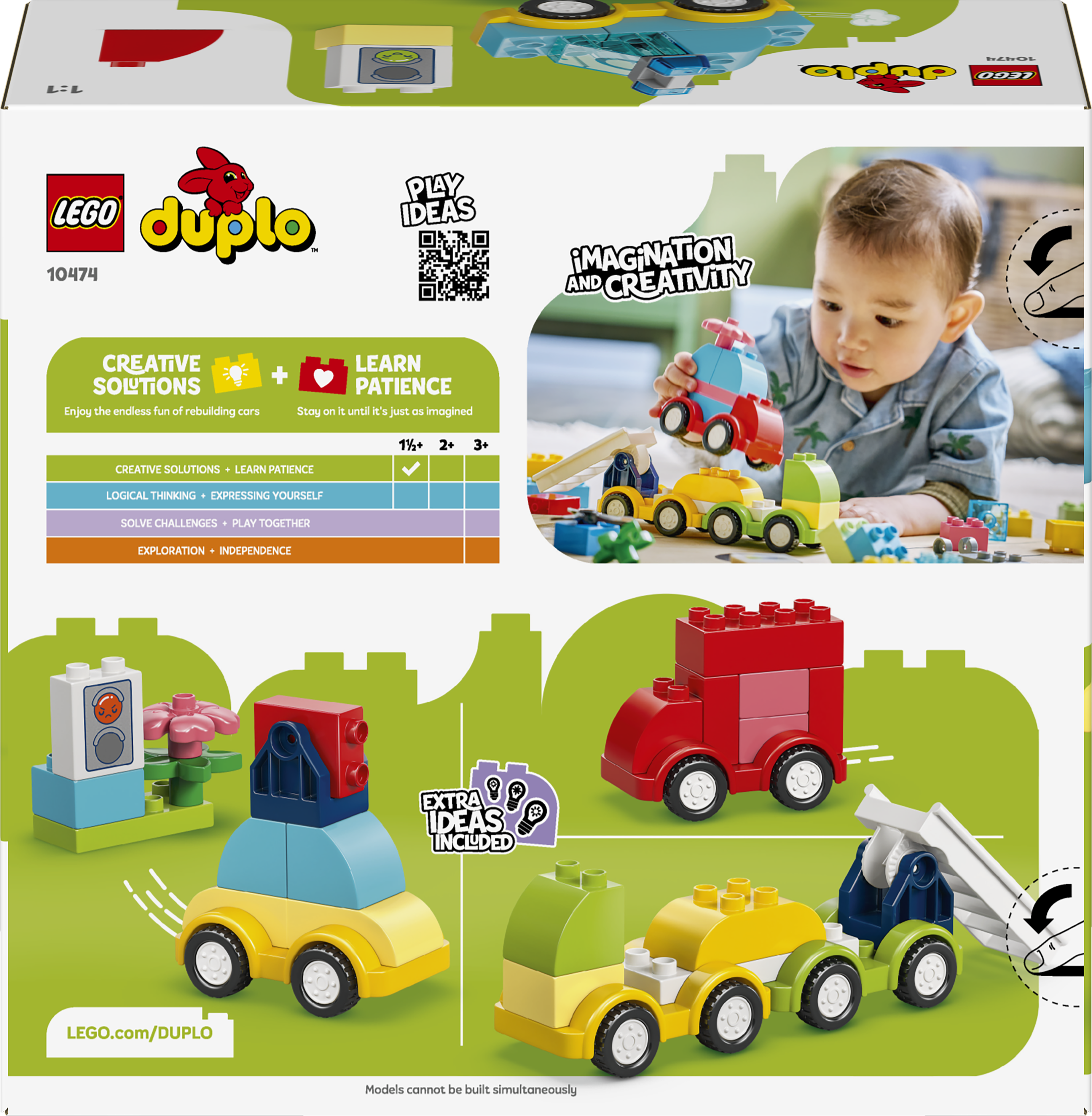Maluch bawi się kolorowymi klockami Lego Duplo tworzącymi pojazdy.