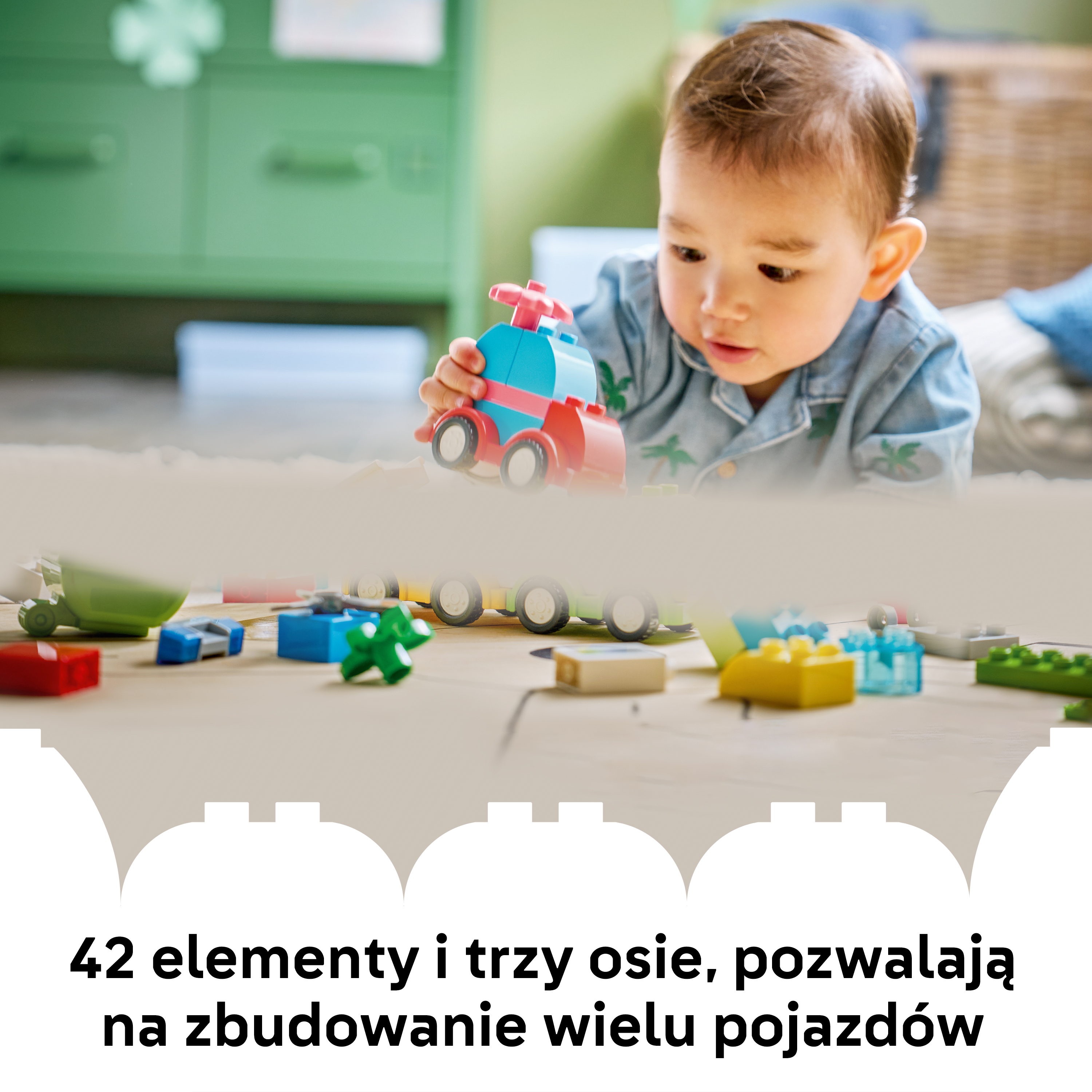 Dziecko bawi się kolorowymi klockami, tworząc pojazd.