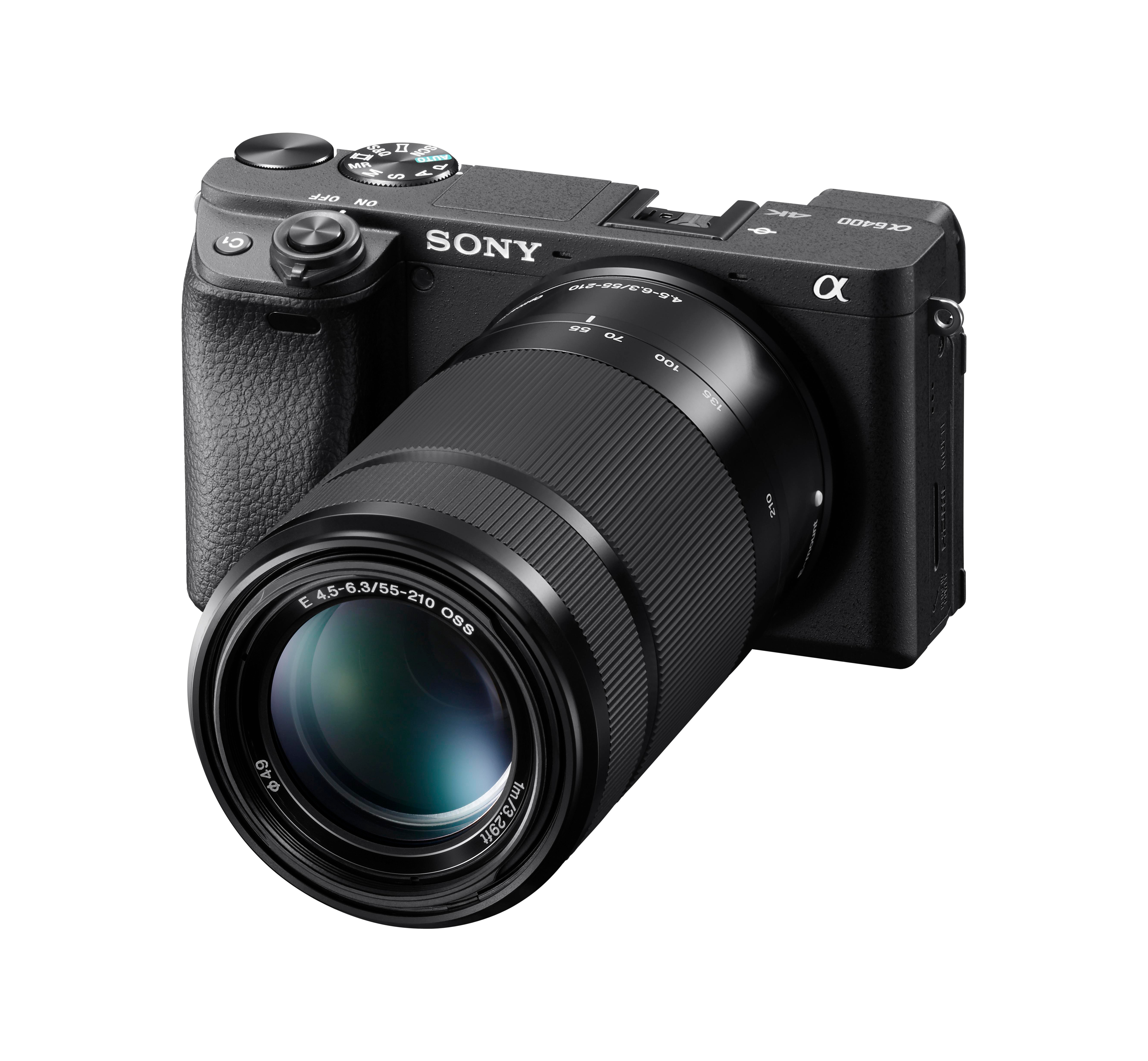Eine schwarze Sony Alpha 6400 Kamera mit einem 55-210mm Objektiv, isoliert auf weißem Hintergrund.