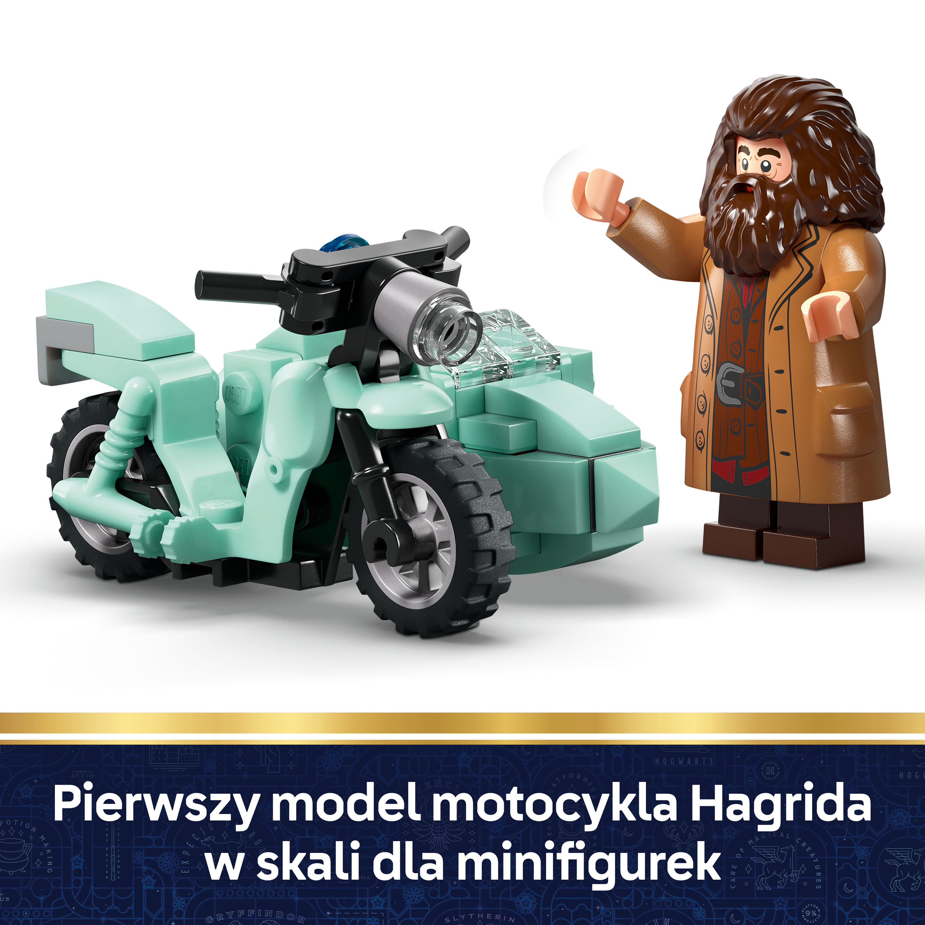 Figurka Lego Hagrida obok turkusowego motocykla z przyczepką.