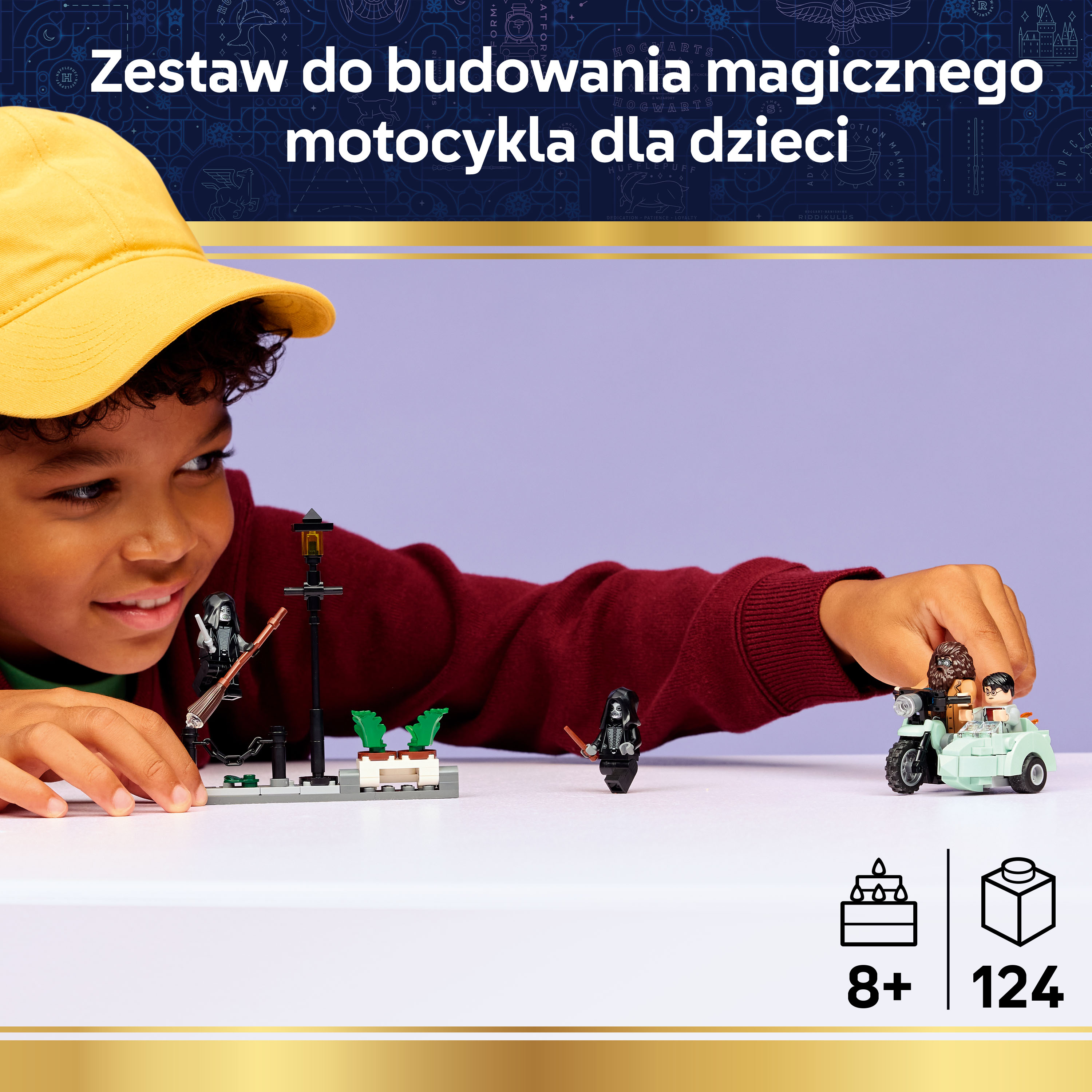 Chłopiec bawi się figurkami Lego: motocykl z wózkiem bocznym i postać z miotłą.