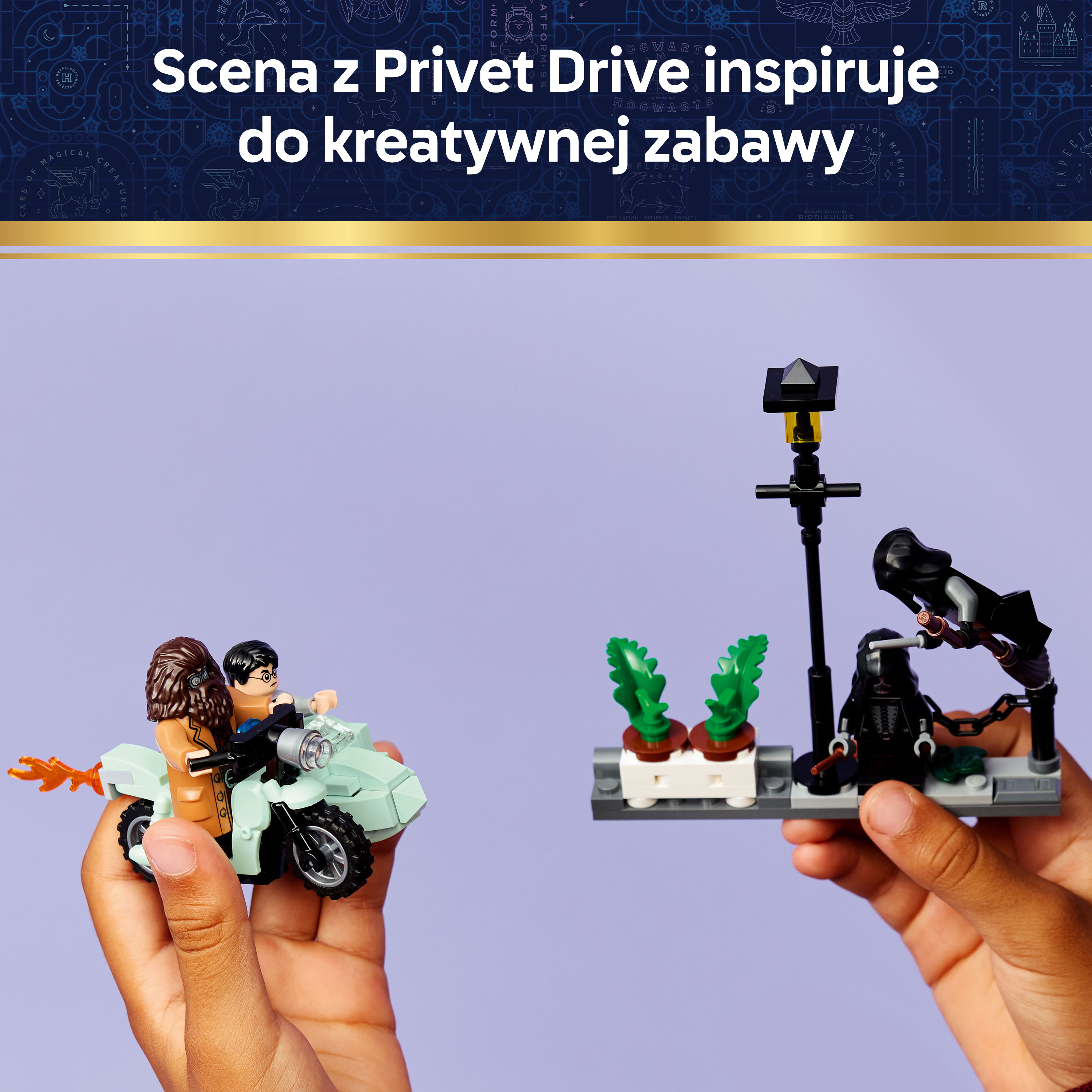 Dwie ręce trzymają figurki LEGO Harry'ego Pottera na motocyklu i scenie chodnikowej.