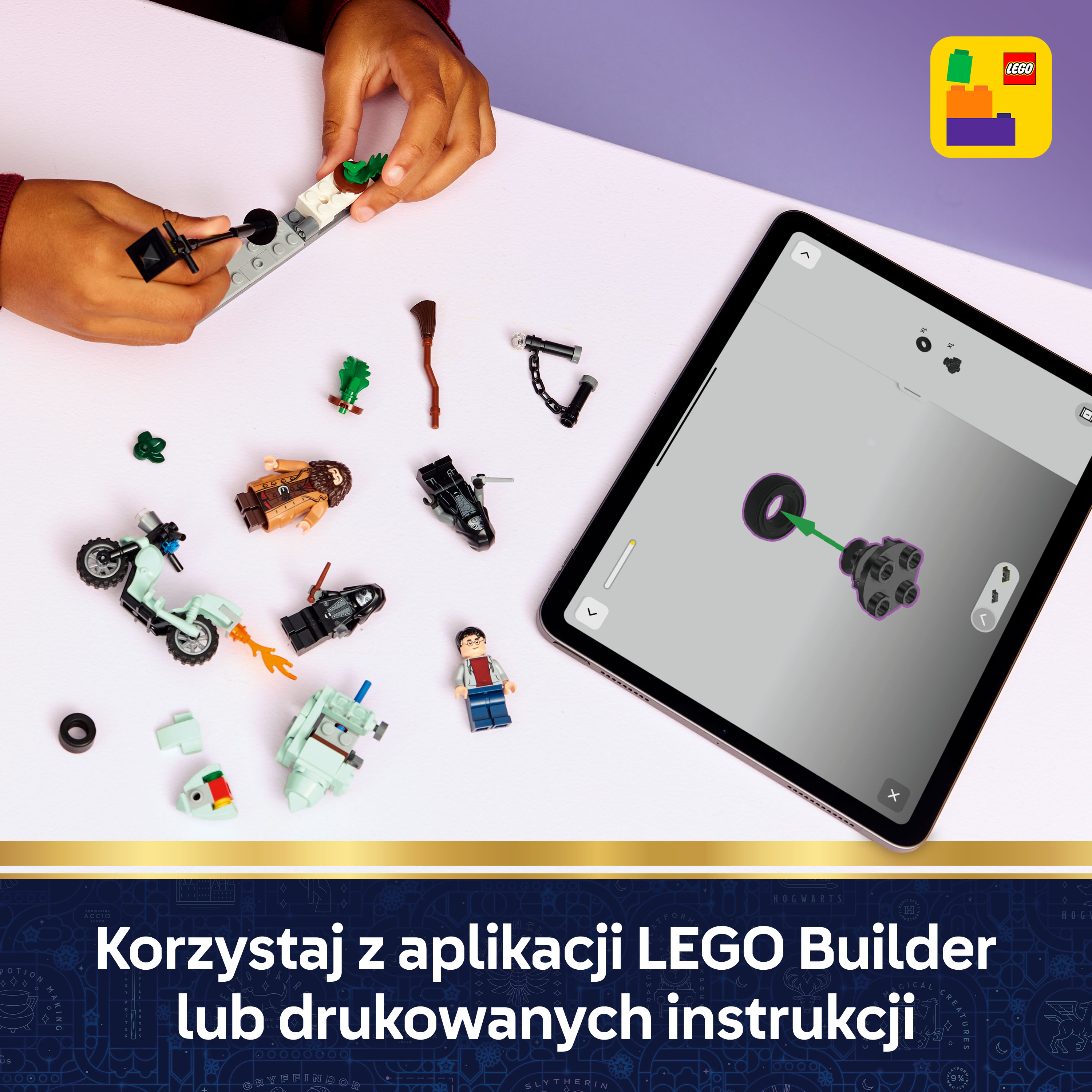 Ręce budujące klocki LEGO na stole, obok tablet z instrukcjami budowania.