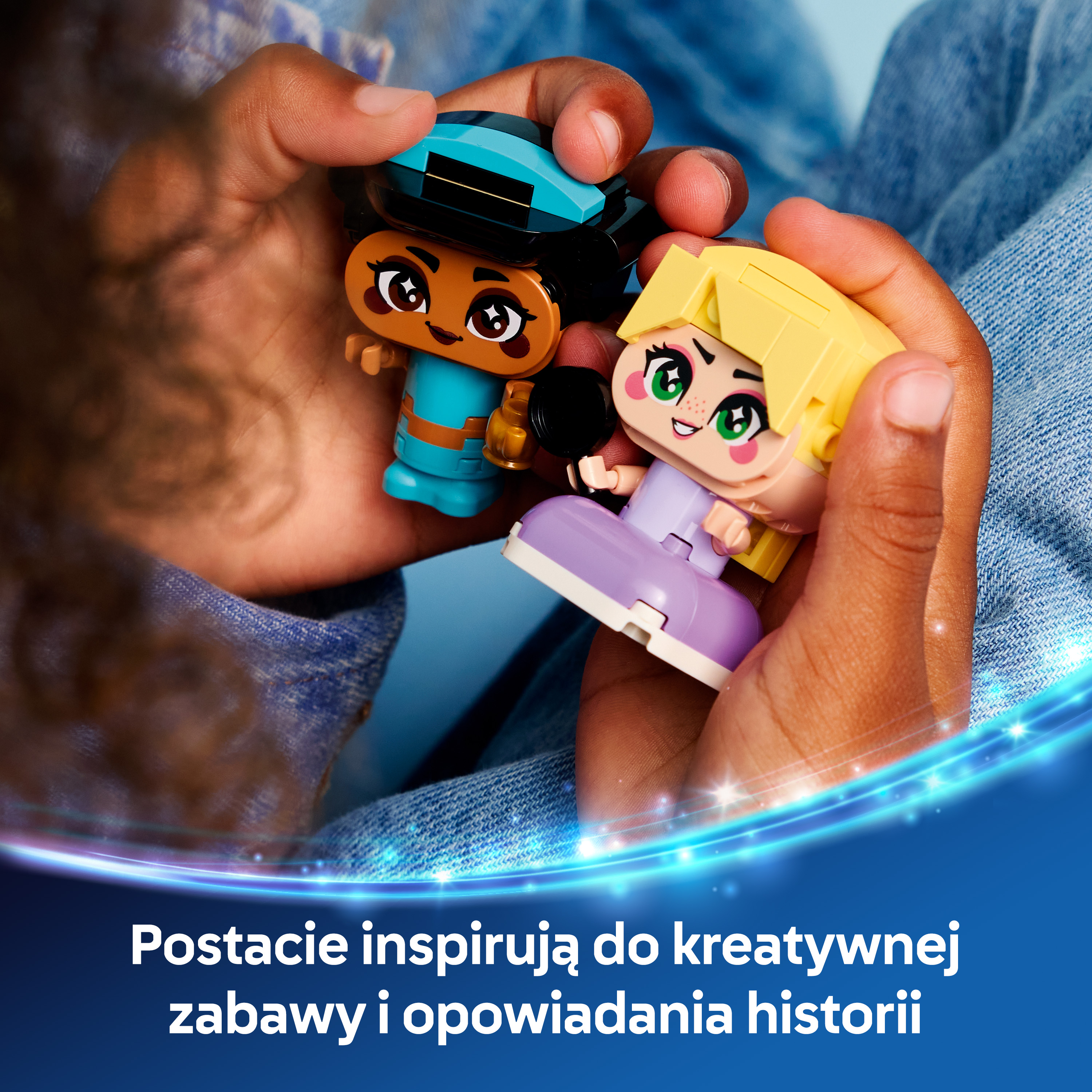 Dwie kolorowe figurki z dużymi oczami trzymane w dłoniach.