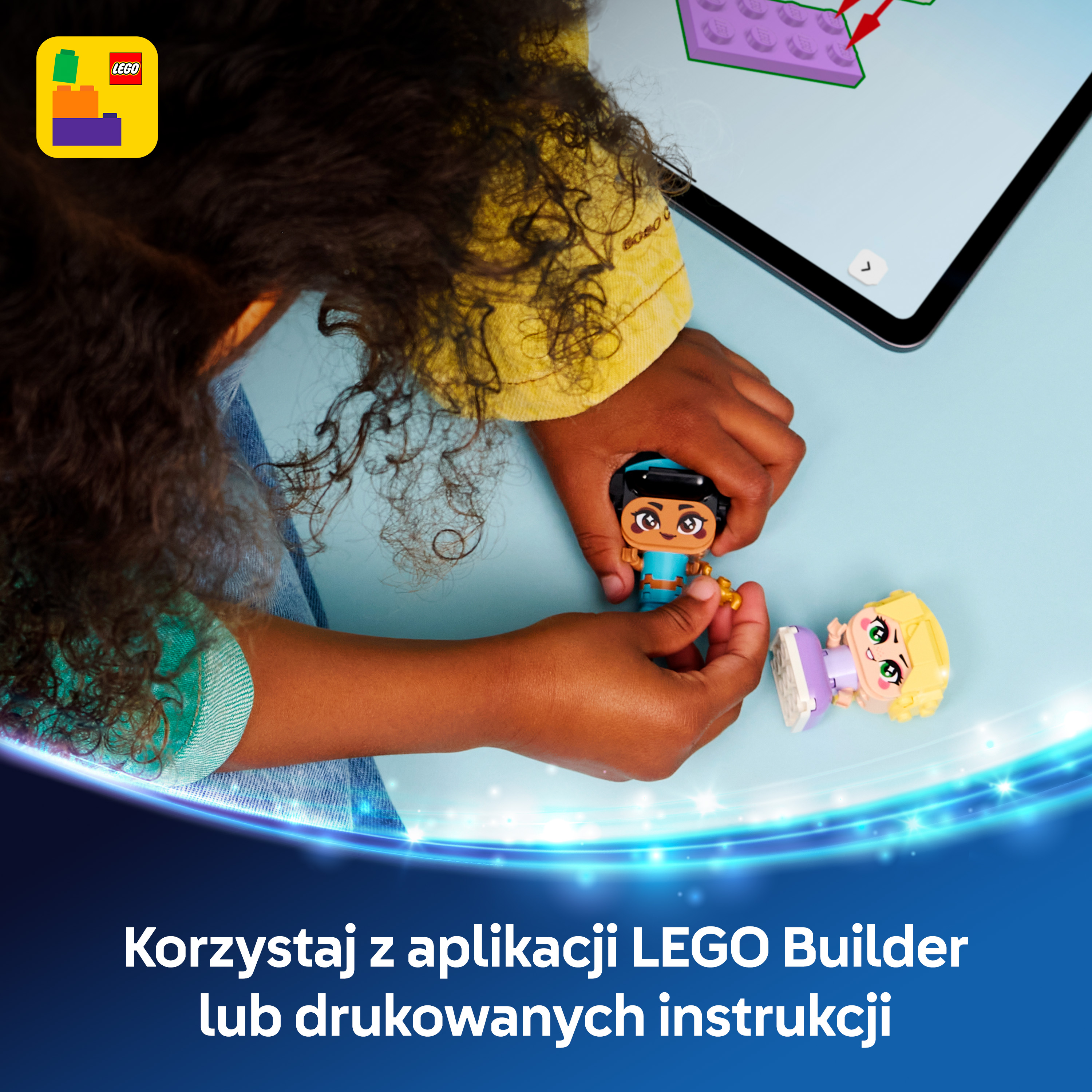 Dziecko bawi się figurkami LEGO przed tabletem z instrukcjami budowania.