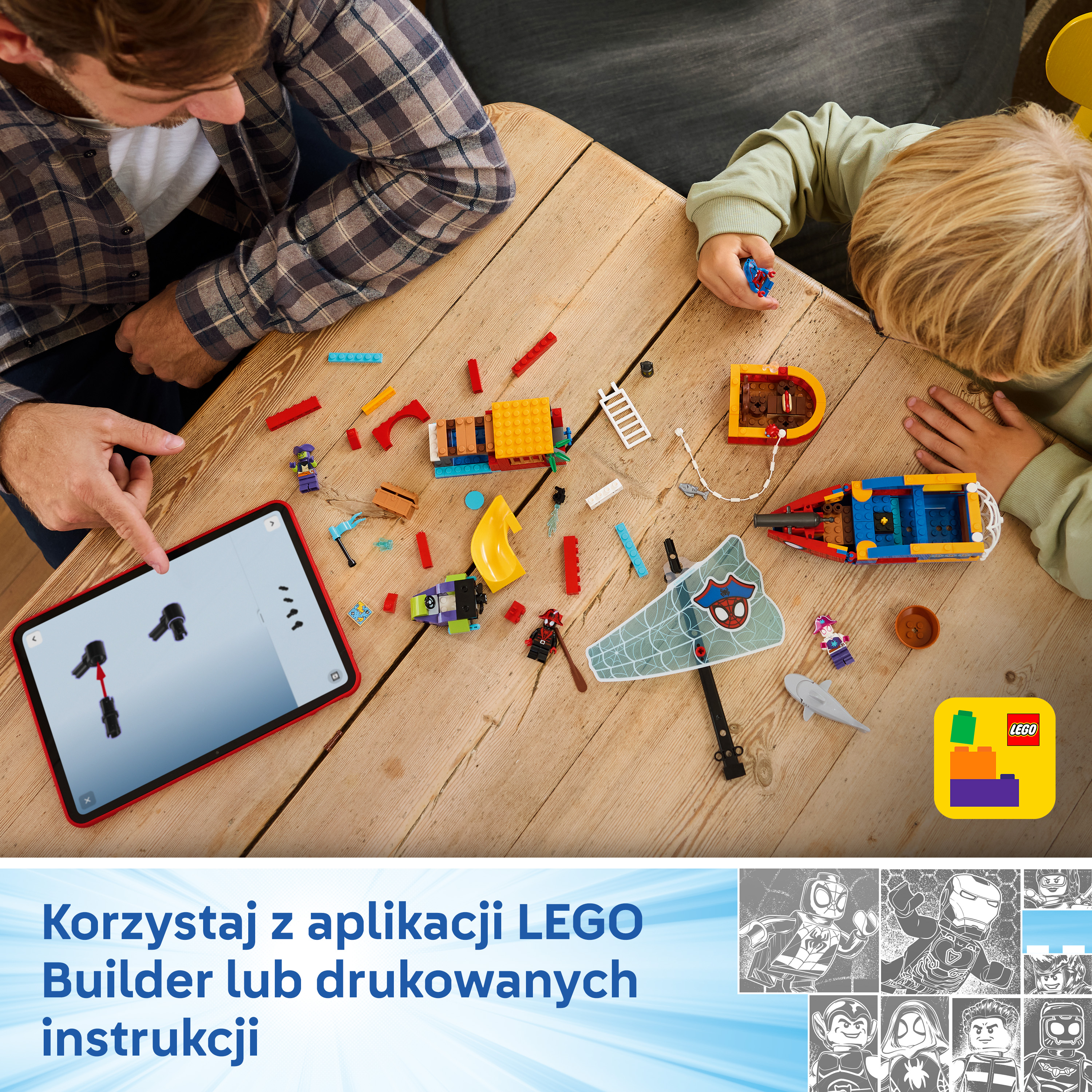Mężczyzna i dziecko budują Lego, tablet pokazuje instrukcje. Postacie i klocki Lego na drewnianym stole.
