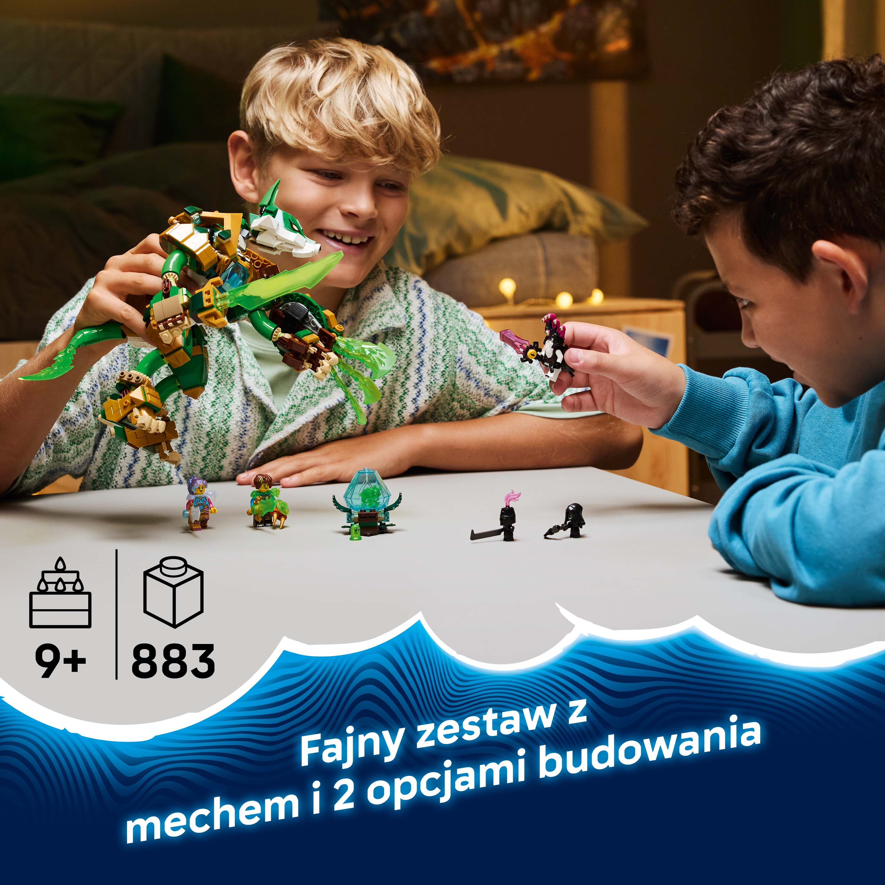 Dwóch chłopców buduje zielony zestaw Lego smoka z postaciami i akcesoriami.