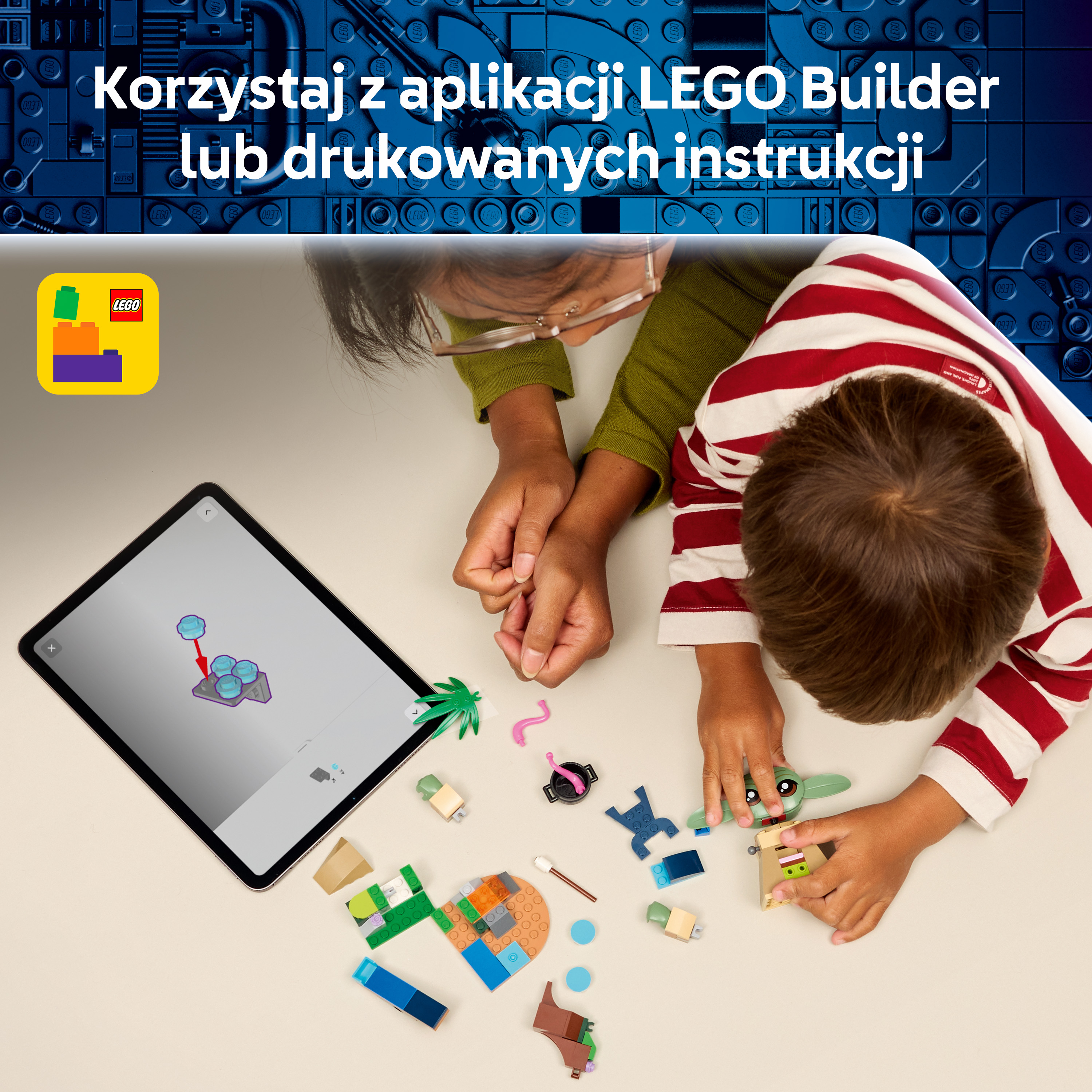 Dwoje dzieci buduje z klocków LEGO, instrukcje widoczne na tablecie.