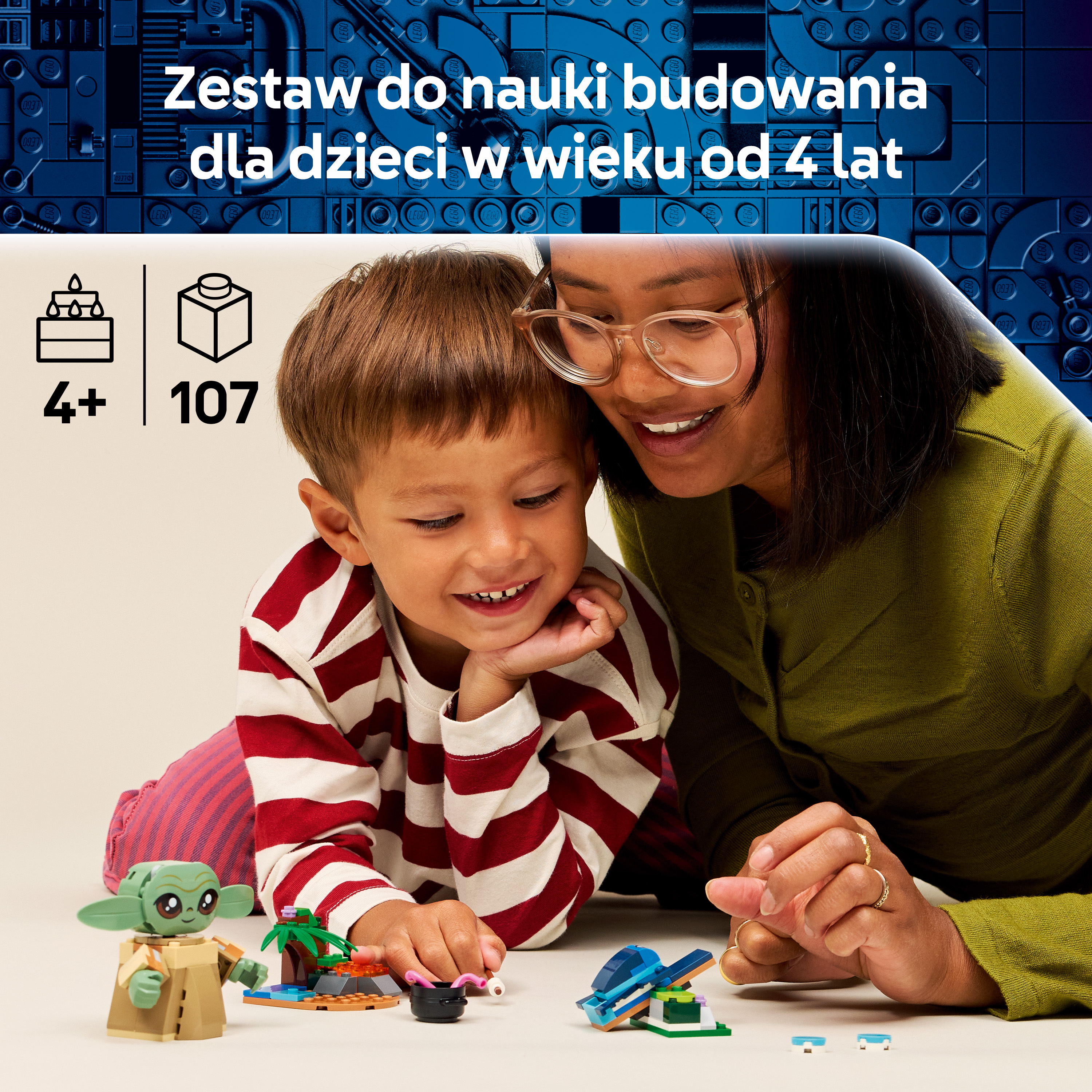 Kobieta i dziecko budują z klocków LEGO, figurka Yody i zestaw z palmą.
