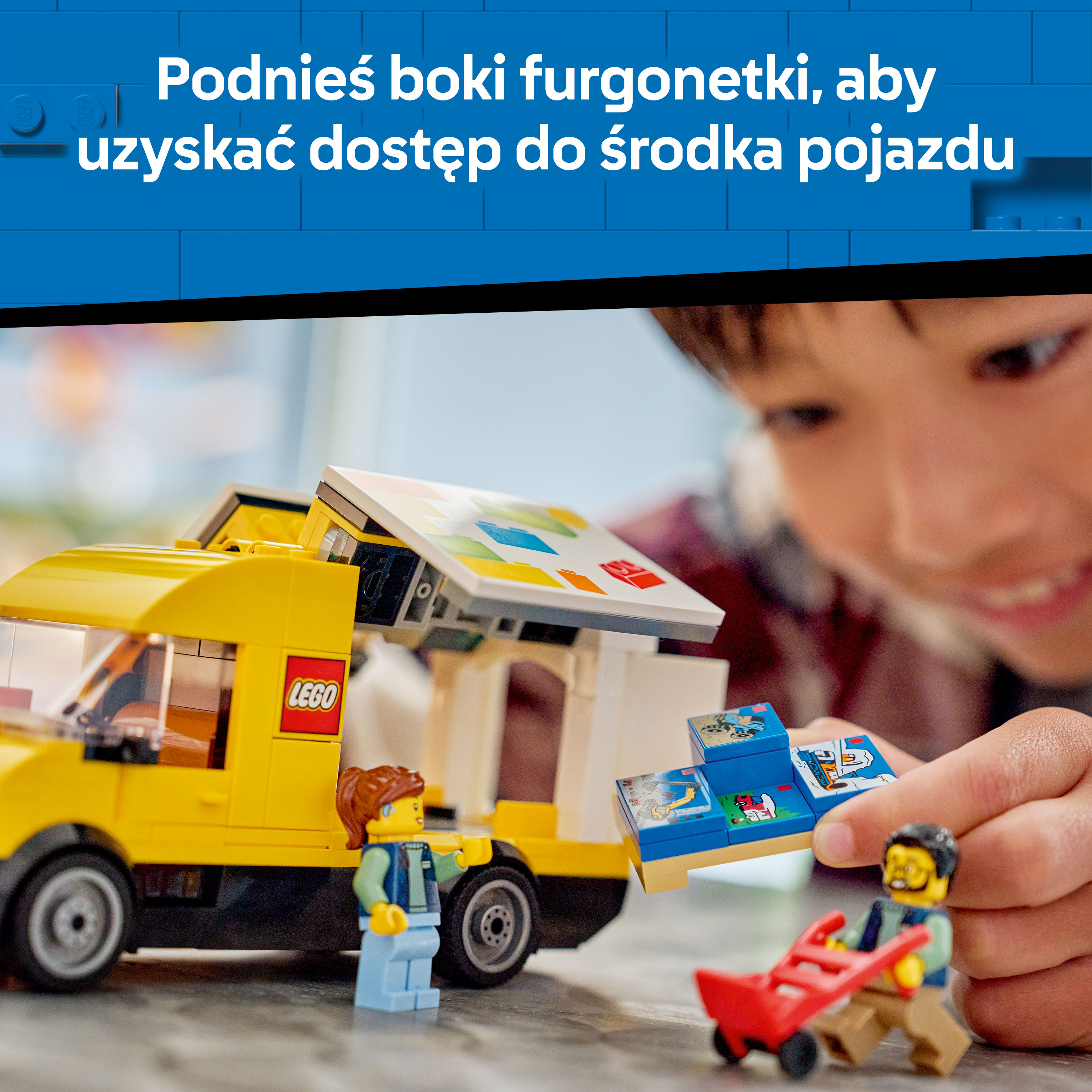 Żółty van LEGO z minifigurkami i bawiącym się chłopcem.