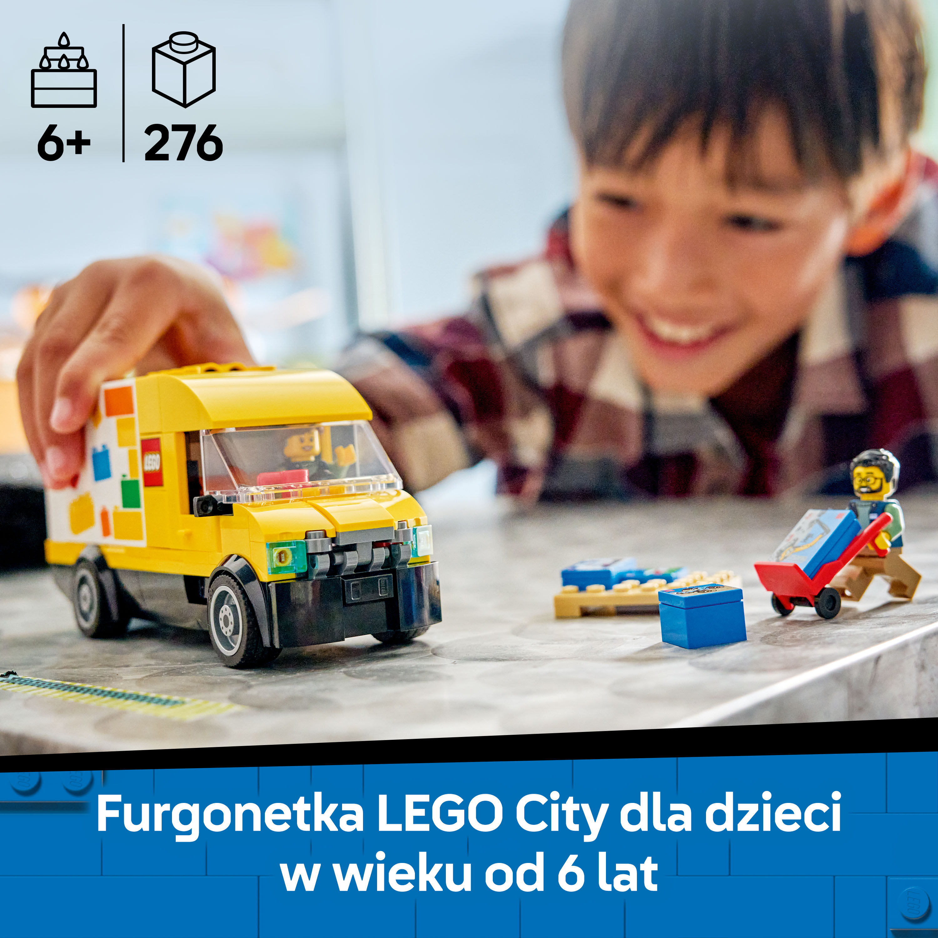 Chłopiec bawi się żółtą furgonetką LEGO i akcesoriami.