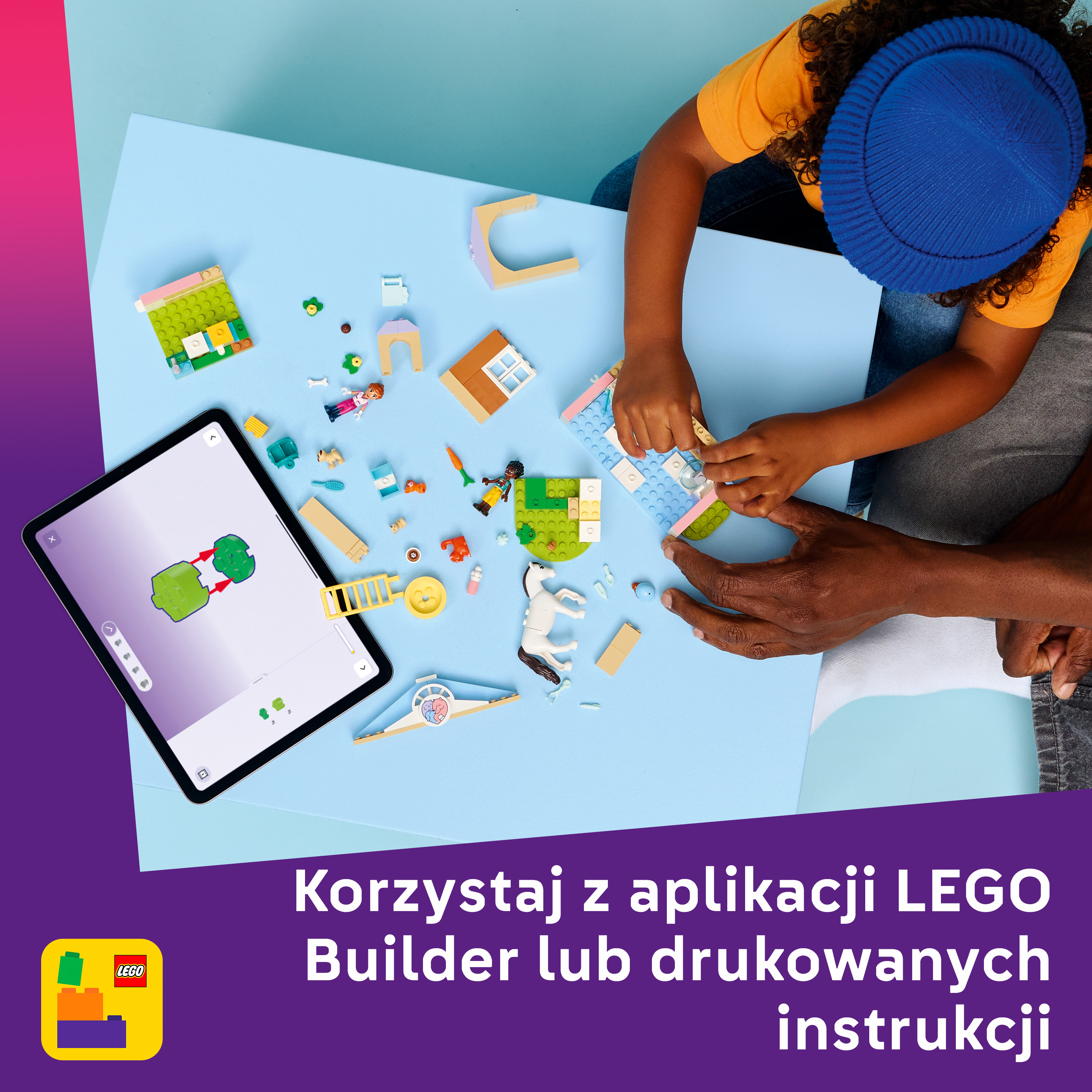 Dzieci budują z klocków LEGO, instrukcje na tablecie.