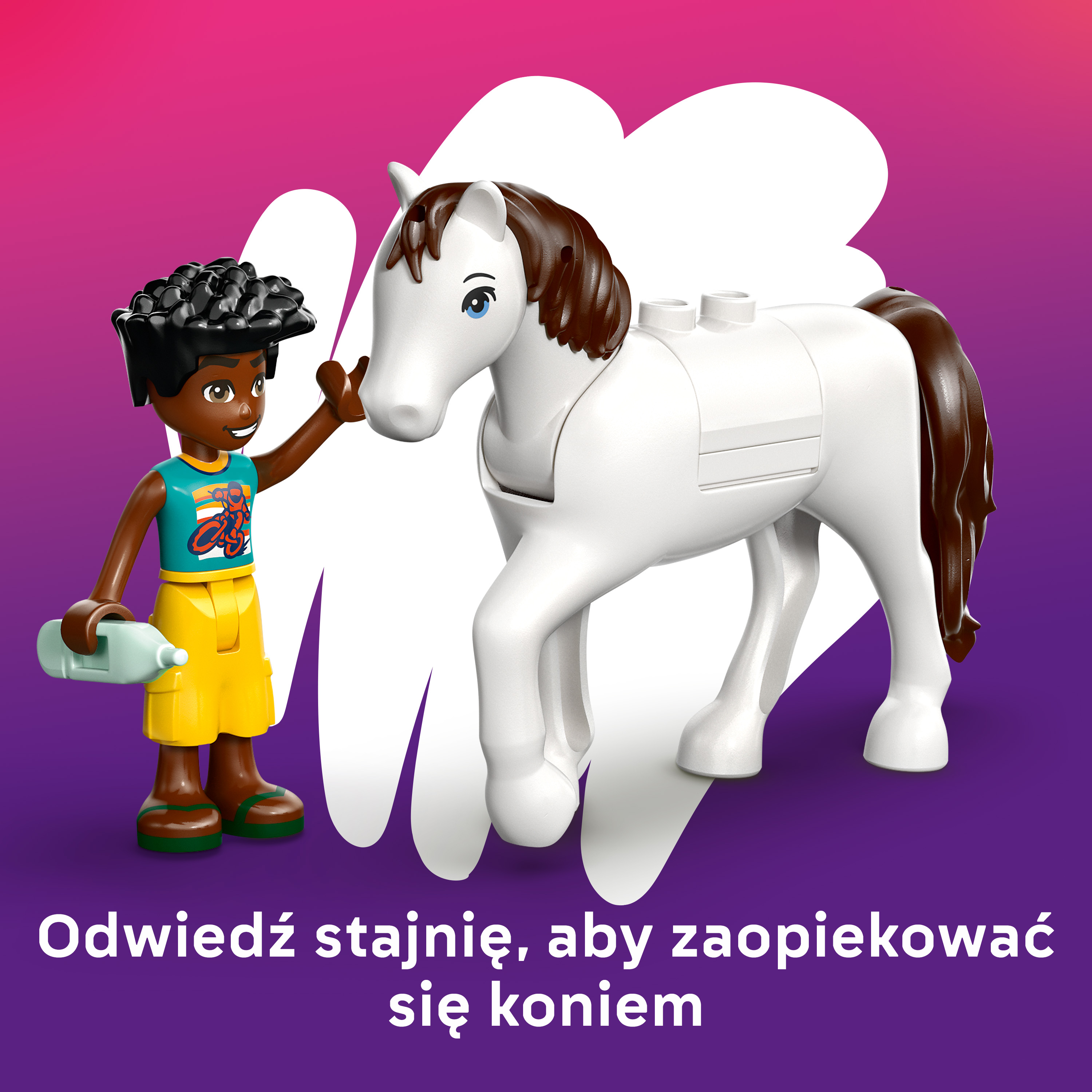 Chłopiec trzyma butelkę obok białego konia Lego.