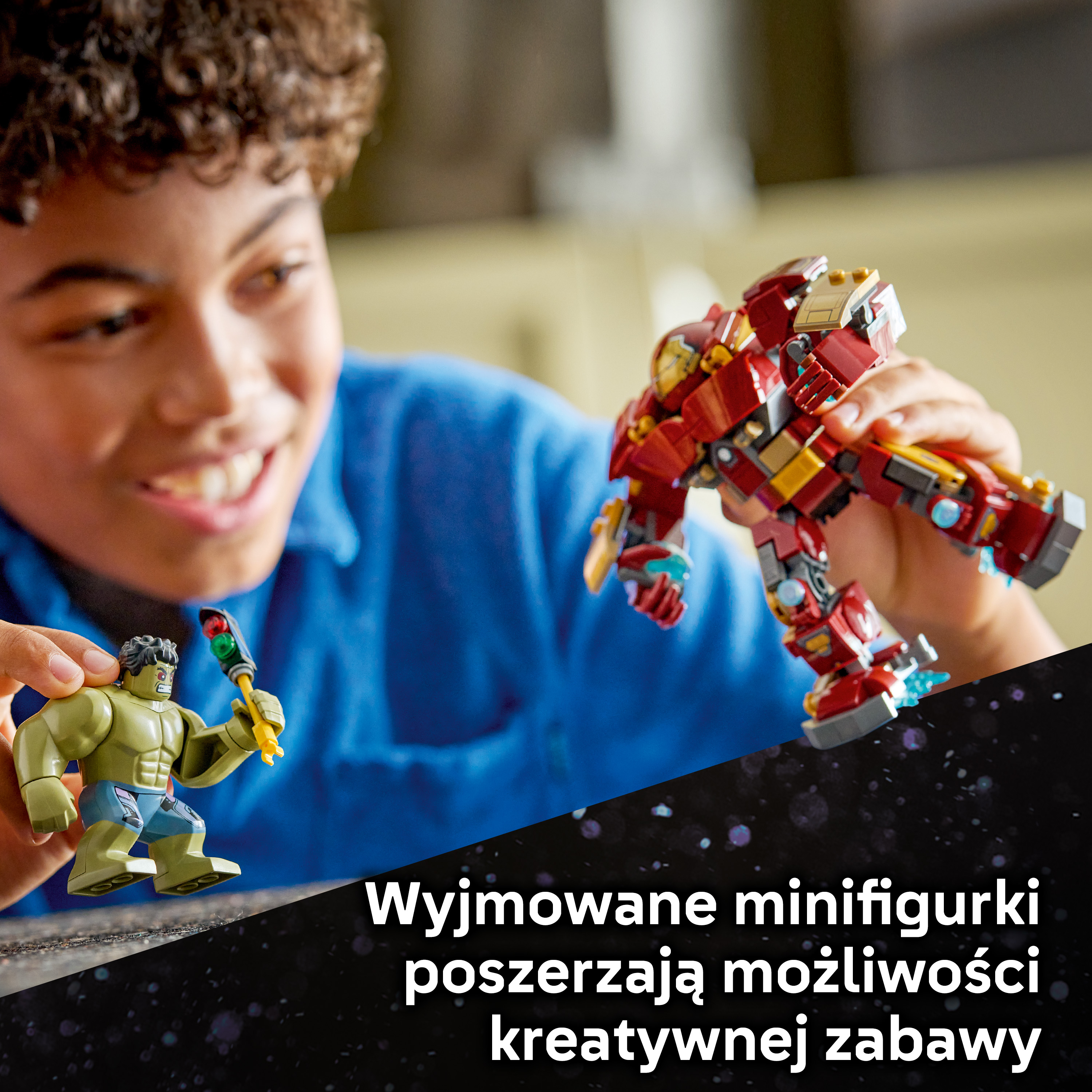 Chłopiec bawi się figurkami Lego: Hulk i Iron Man w egzoszkielecie.
