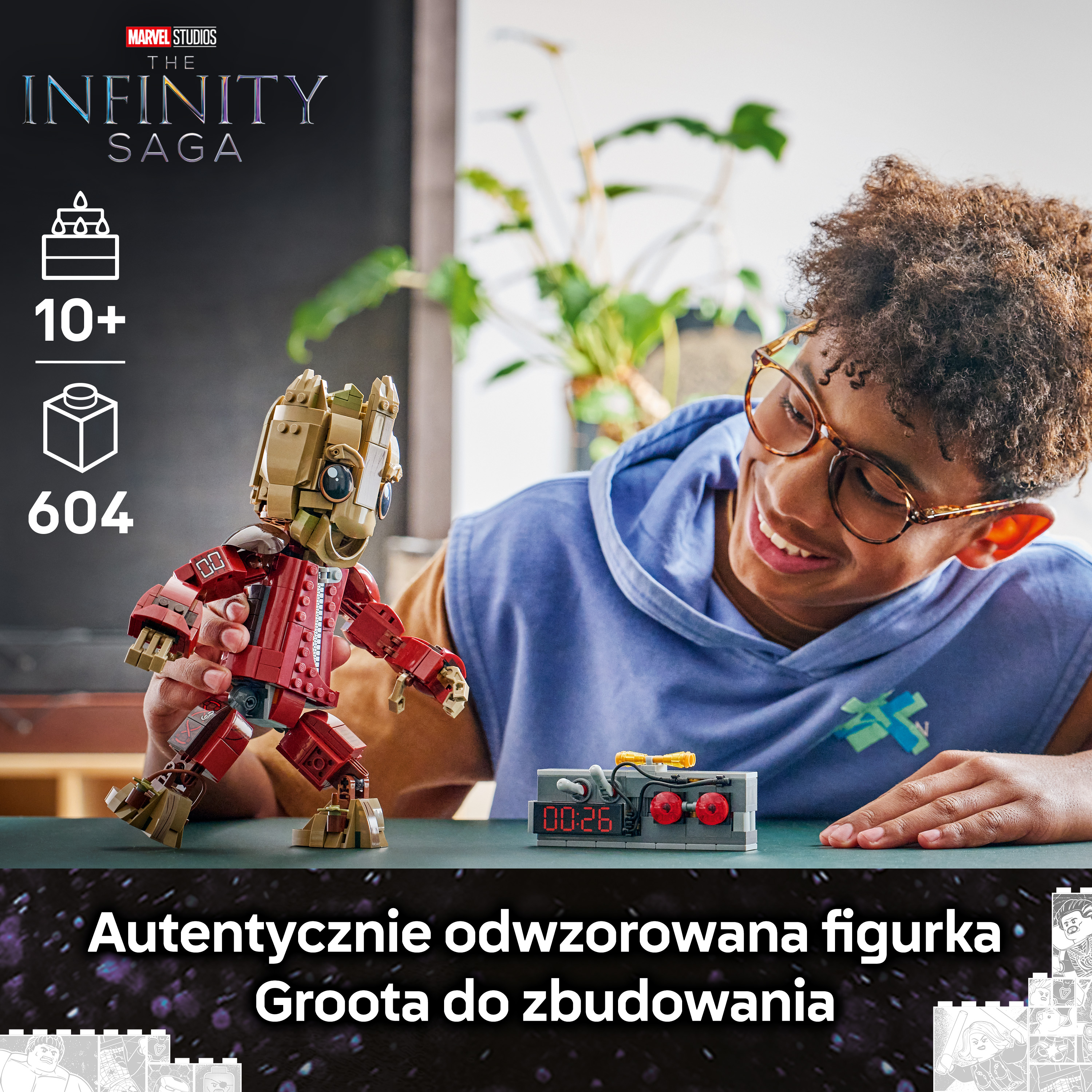 Chłopiec buduje figurkę Groot z Lego. Obok stoi mały zegar Lego.