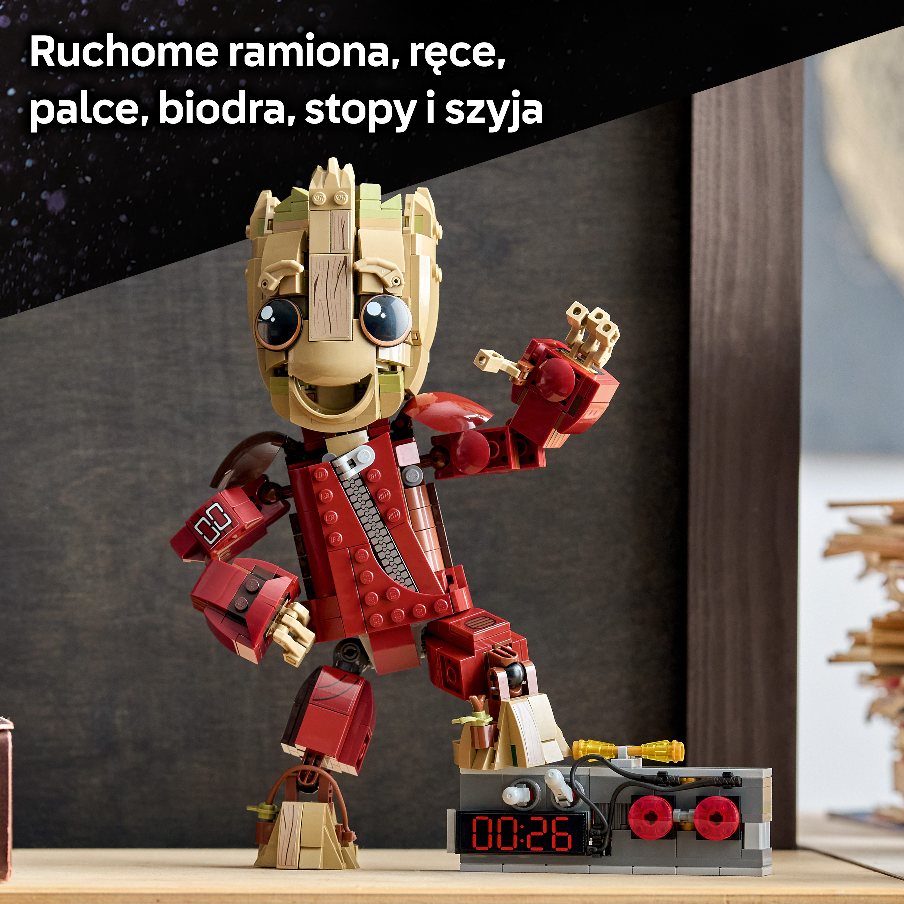 Model Lego Groota z ruchomymi kończynami stoi obok zegara cyfrowego.