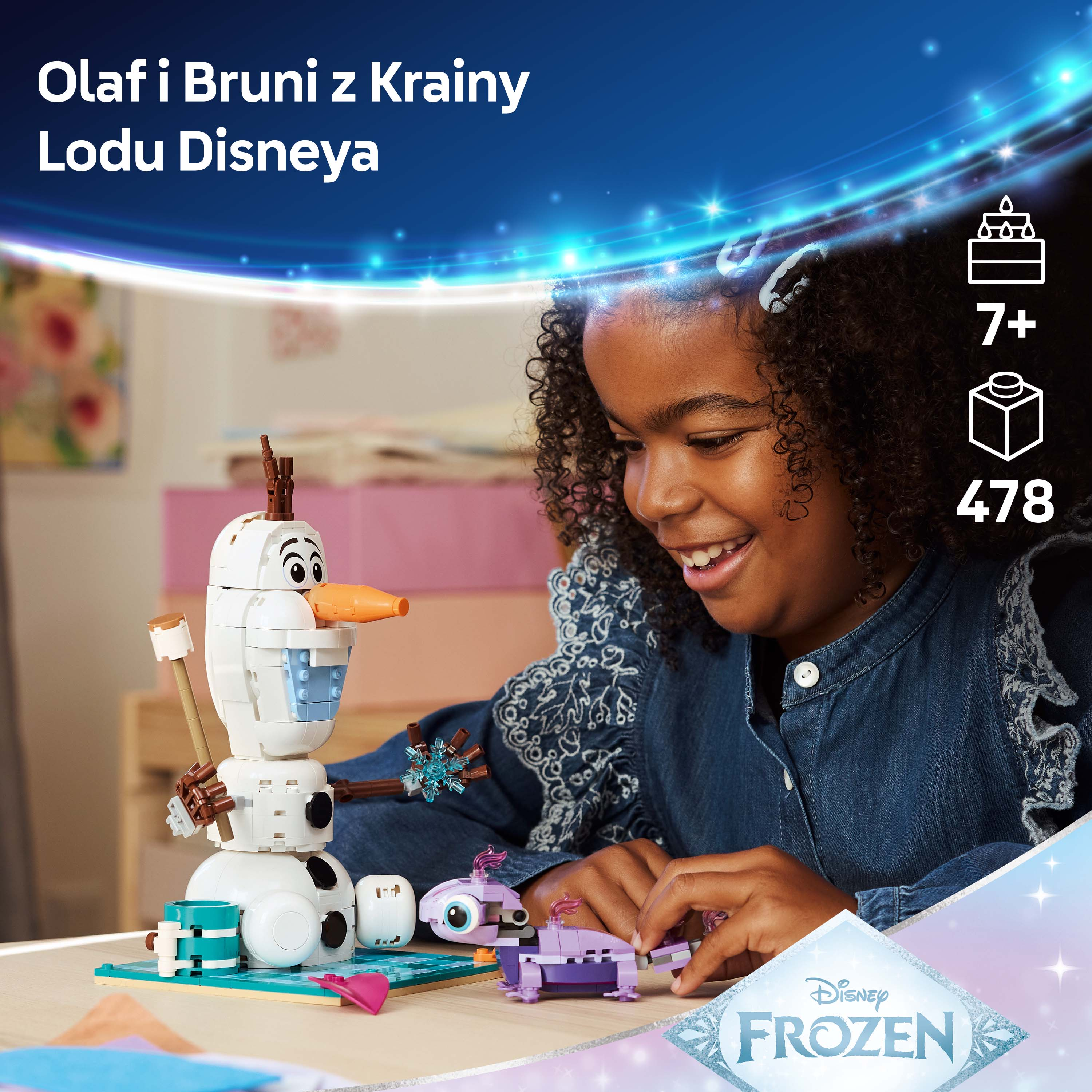 Dziewczynka buduje bałwana Olafa i małe fioletowe stworzenie z LEGO.