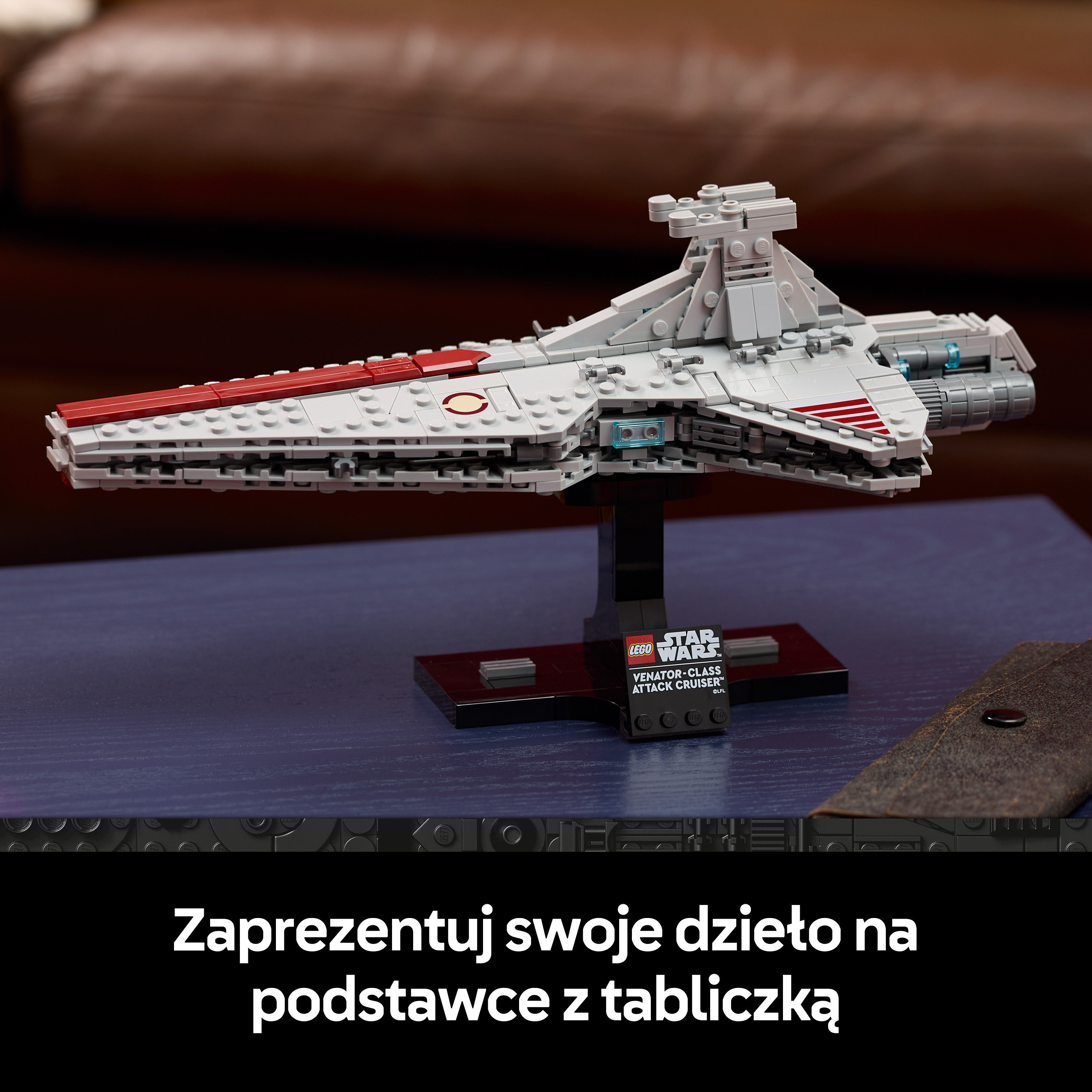 Szary statek kosmiczny Lego klasy Venator jest wystawiony na podstawce.