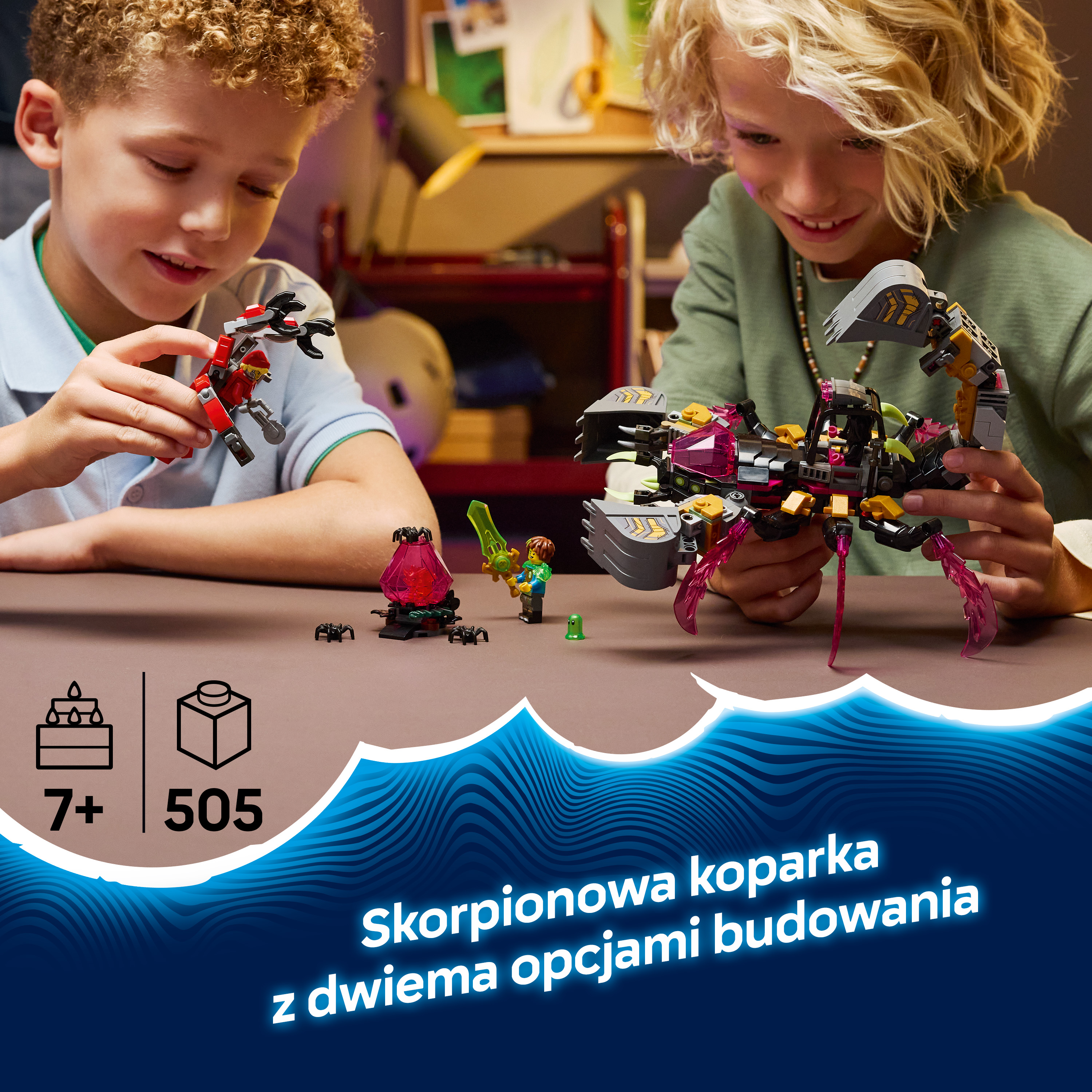 Dzieci budują mecha w kształcie skorpiona i małą figurkę z czerwonych i szarych klocków Lego.