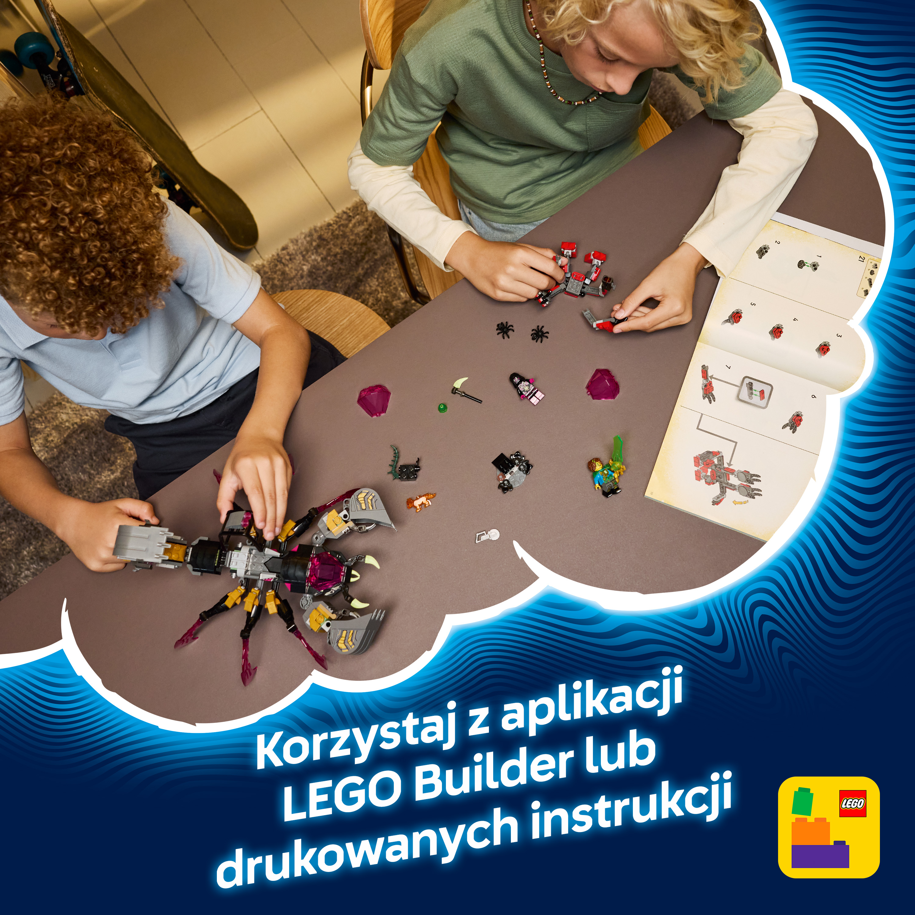 Dwoje dzieci buduje fioletowego i szarego potwora Lego z instrukcjami na stole.