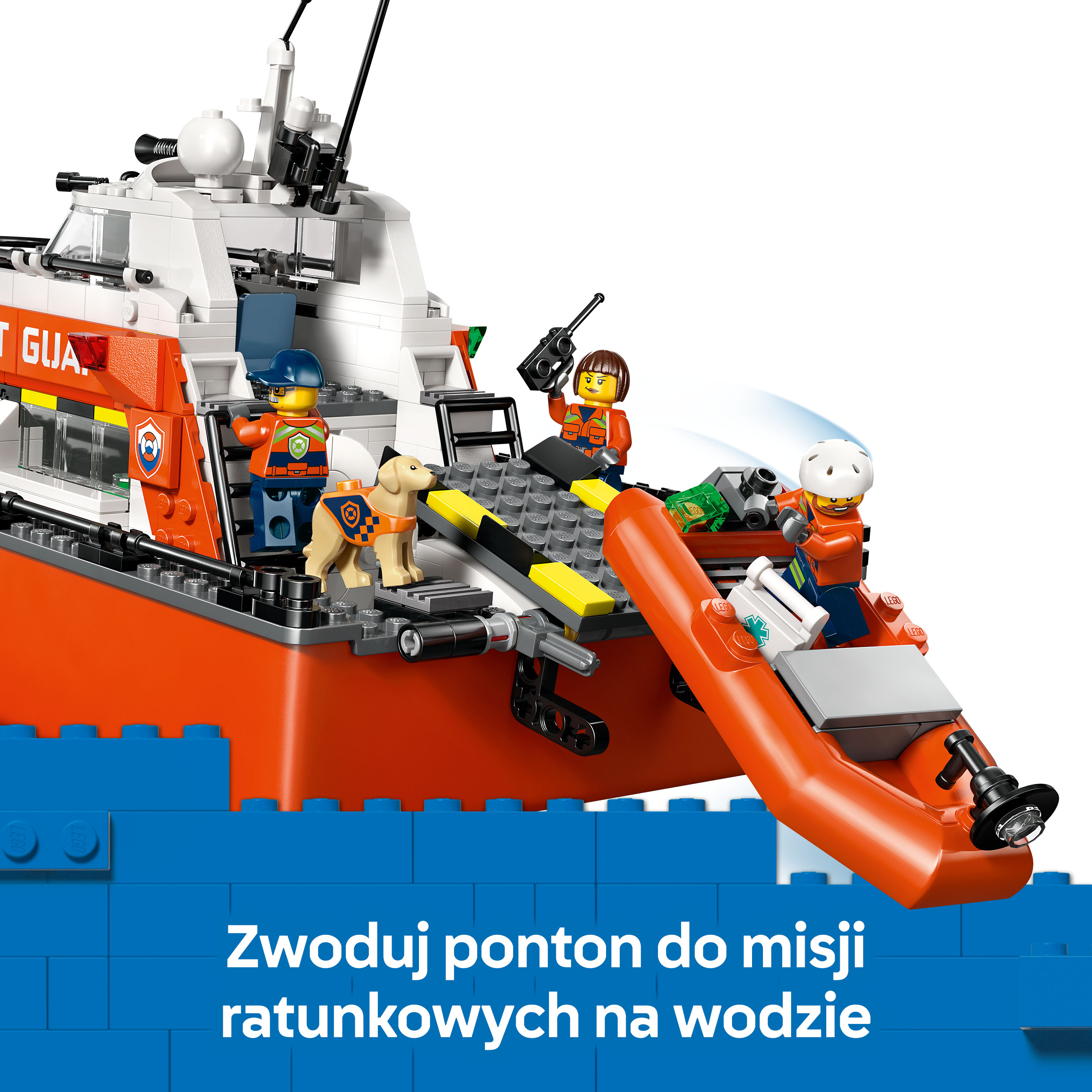 Łódź ratunkowa Lego z figurkami i psem na niebieskim pomoście.