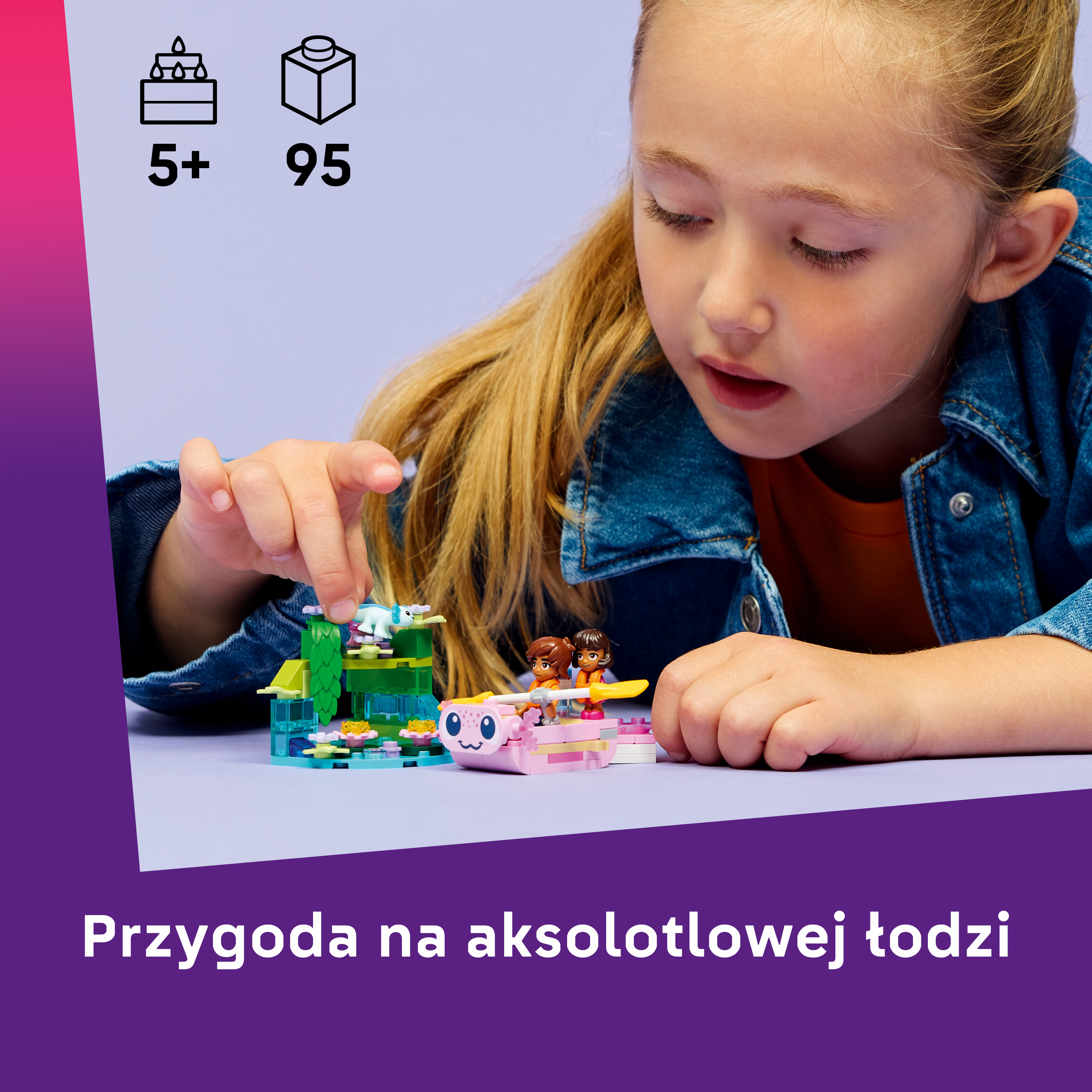 Dziewczynka bawi się kolorowymi figurkami Lego i łodzią.