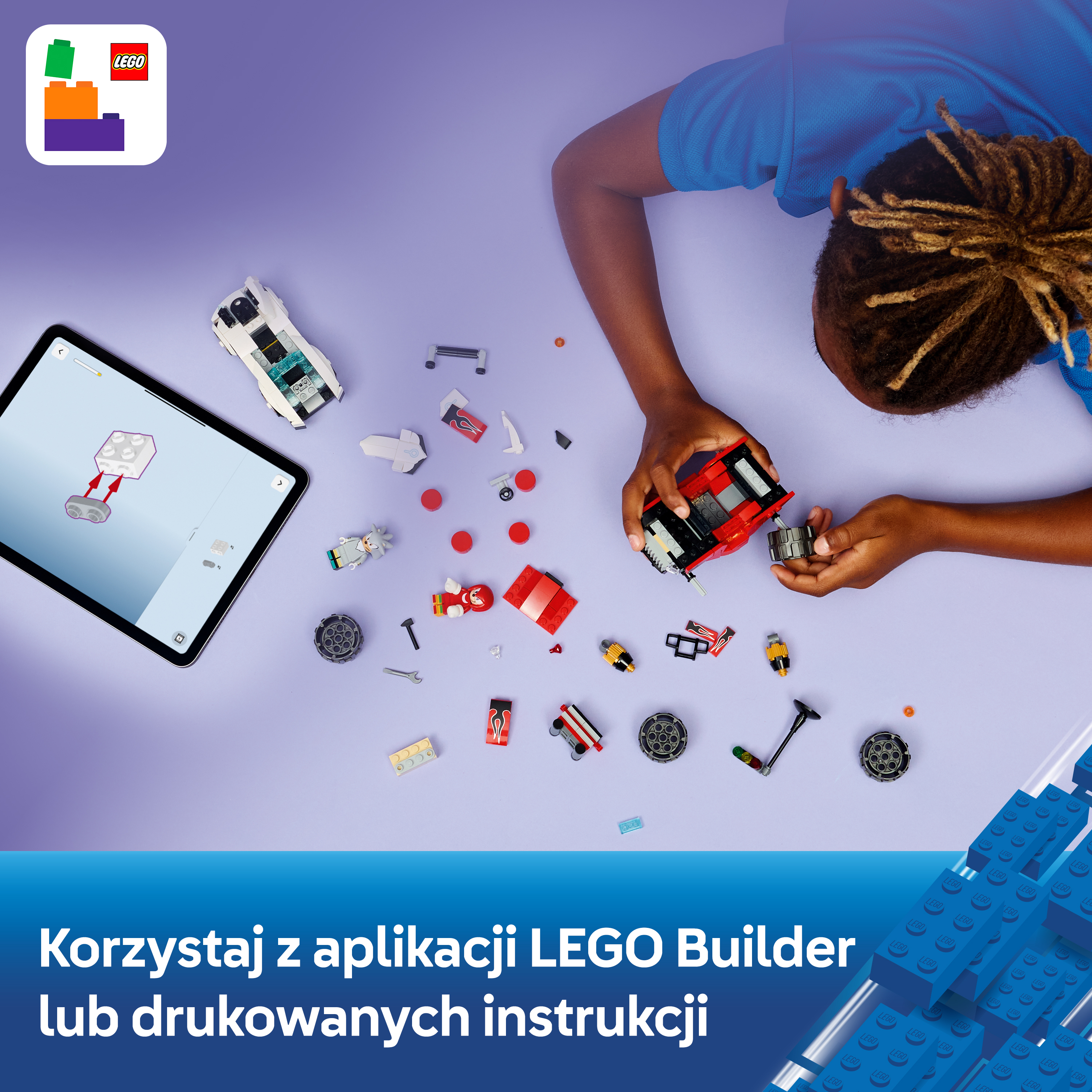 Dziecko buduje z klocków LEGO i tabletu. Wiele elementów rozrzuconych.