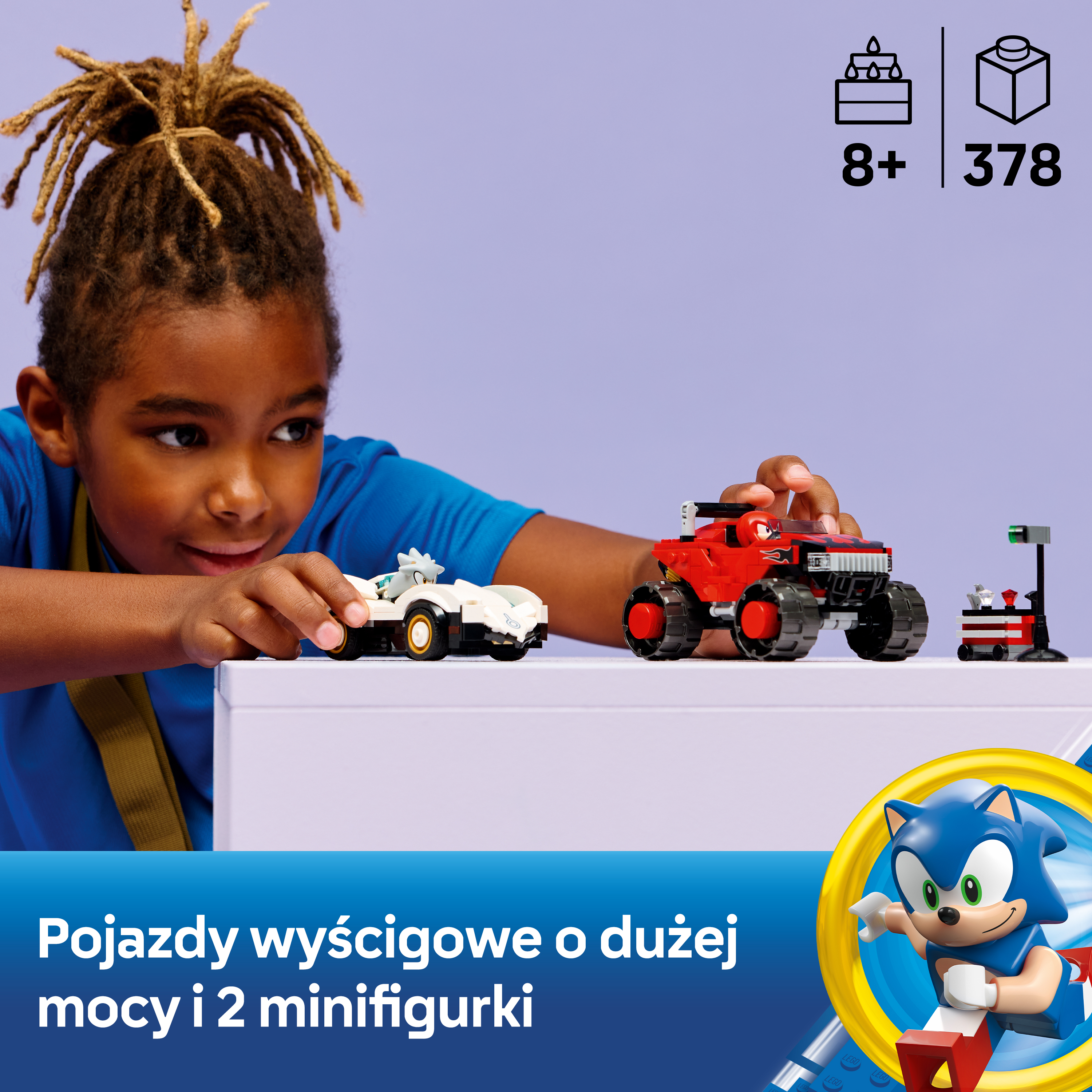 Dziecko bawi się samochodzikami Lego: biały samochód wyścigowy i czerwony monster truck.