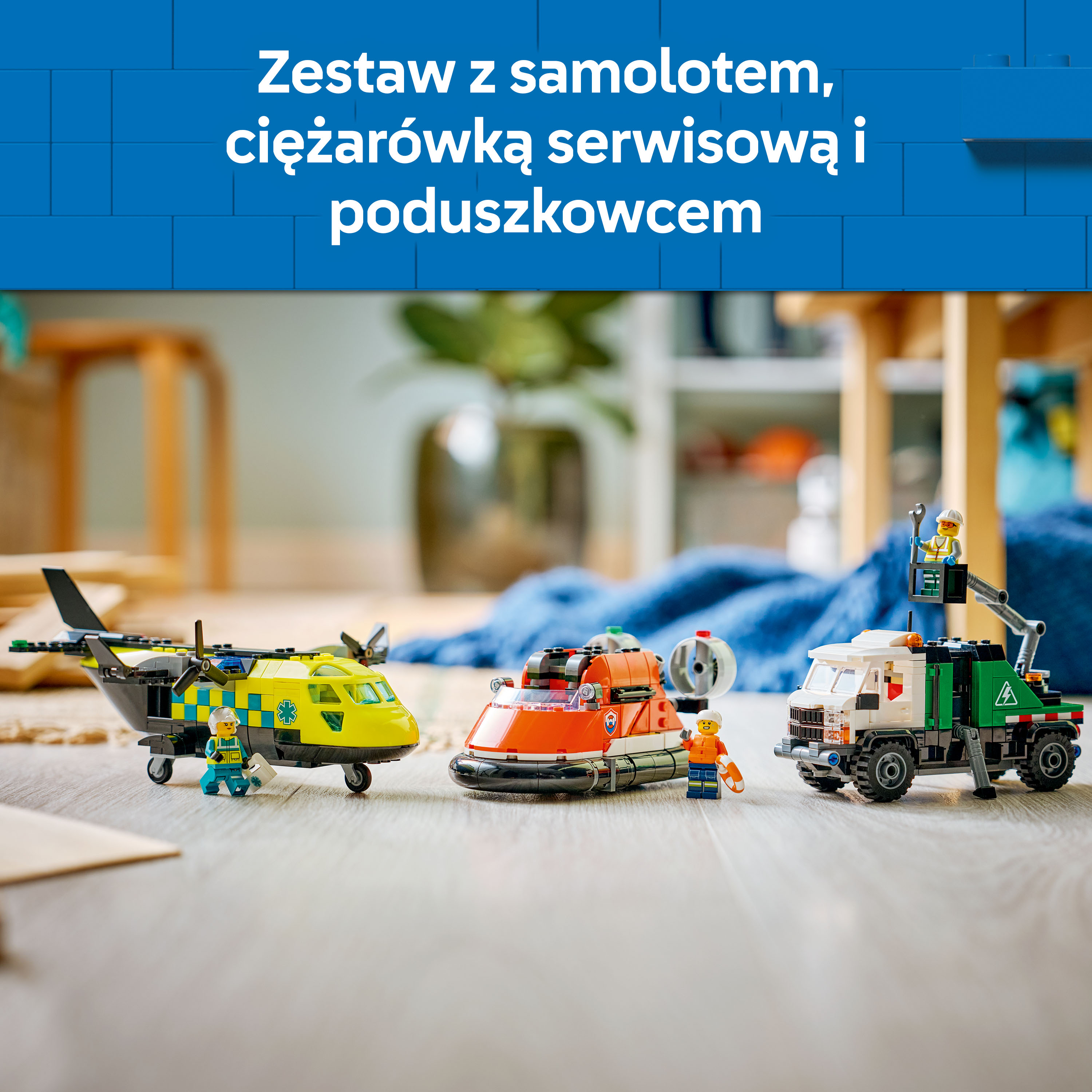 Zabawkowy samolot, poduszkowiec i ciężarówka serwisowa na drewnianej podłodze.